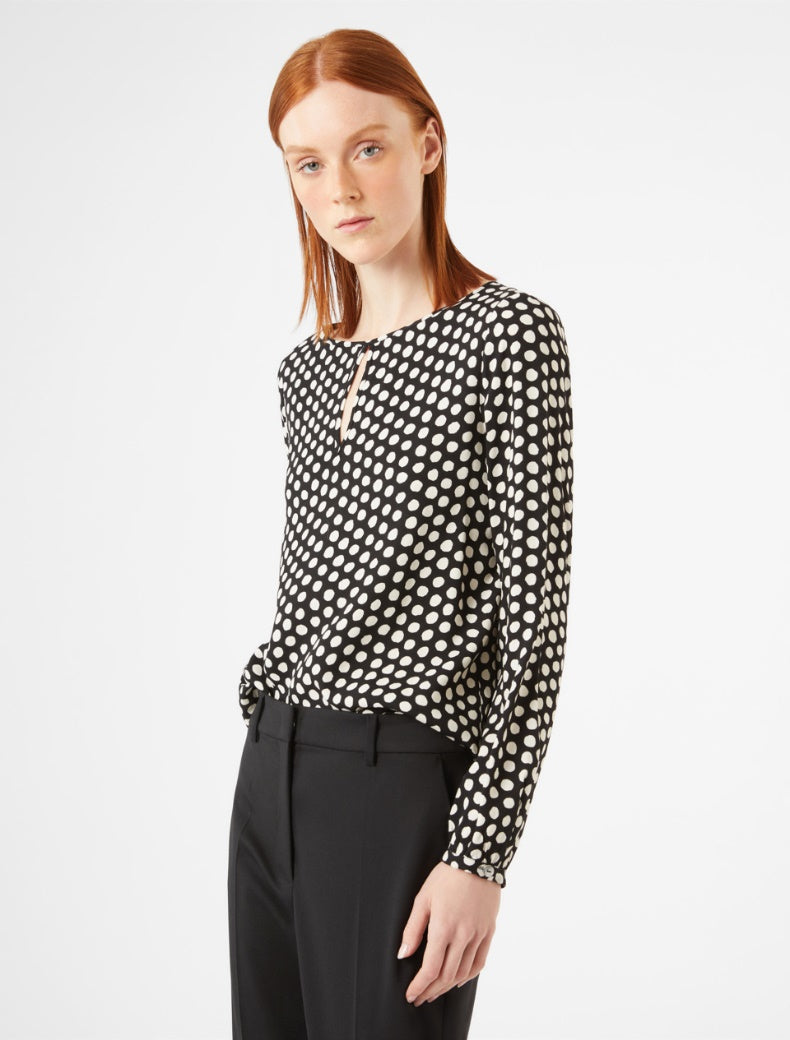 Pennyblack - Blusa in sable'a pois, nera e bianca, linea diritta, scollo a barchetta, maniche lunghe. Pennyblack - Blusa in sable'a pois, nera e bianca, linea diritta, scollo a barchetta, maniche lunghe.