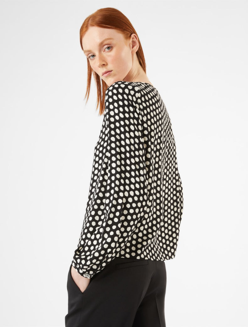 Pennyblack - Blusa in sable'a pois, nera e bianca, linea diritta, scollo a barchetta, maniche lunghe. Pennyblack - Blusa in sable'a pois, nera e bianca, linea diritta, scollo a barchetta, maniche lunghe.
