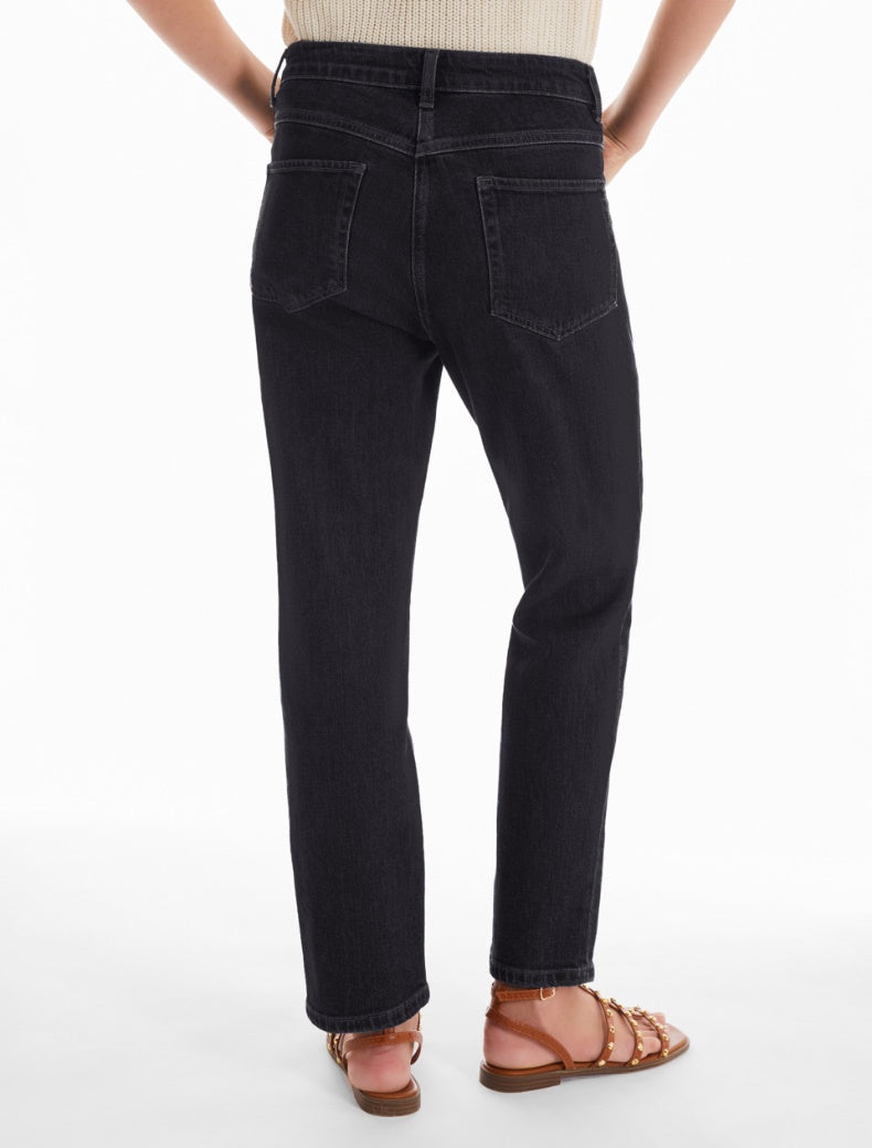 Pennyblack - Jeans regular fit in demin comfort. Taglio a vita media con vestibilita'regolare. Design cinque tasche. Pennyblack - Jeans regular fit in demin comfort. Taglio a vita media con vestibilita'regolare. Design cinque tasche.