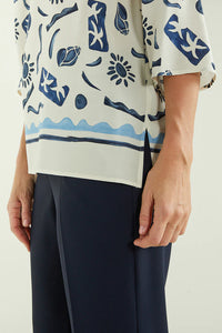 Luisa Viola - Blusa stampa marina, manica trequarti, fondo panna, spacchetti laterali