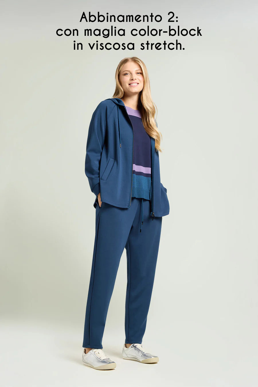 Luisa Viola - Felpa in jersey scuba con cappuccio color blu pavone. Luisa Viola - Felpa in jersey scuba con cappuccio color blu pavone.