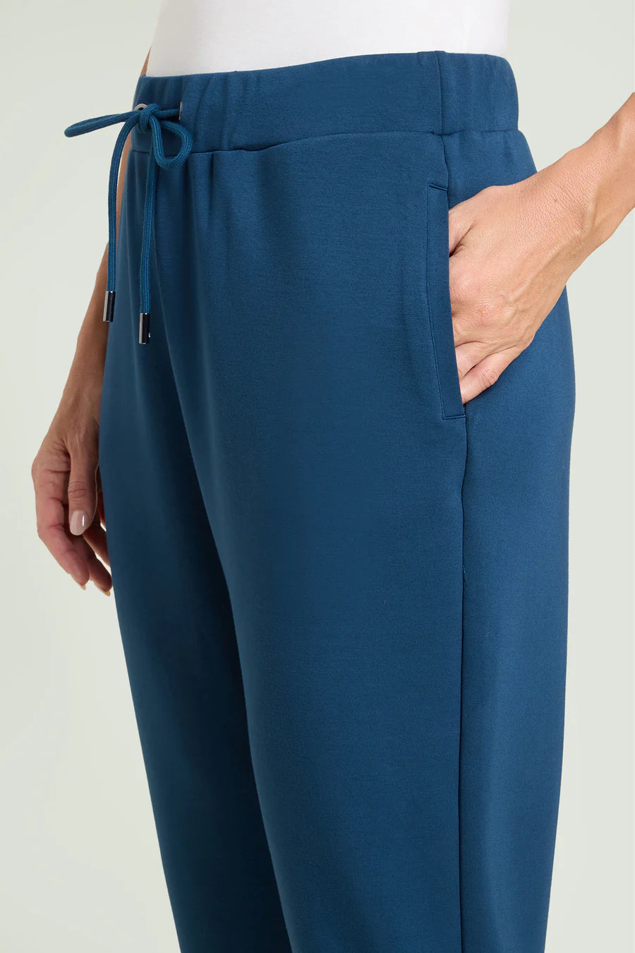 Luisa Viola - Pantalone jogger pull-on in jersey scuba, color pavone, elastico in vita, tasche a filetto. Luisa Viola - Pantalone jogger pull-on in jersey scuba, color pavone, elastico in vita, tasche a filetto.