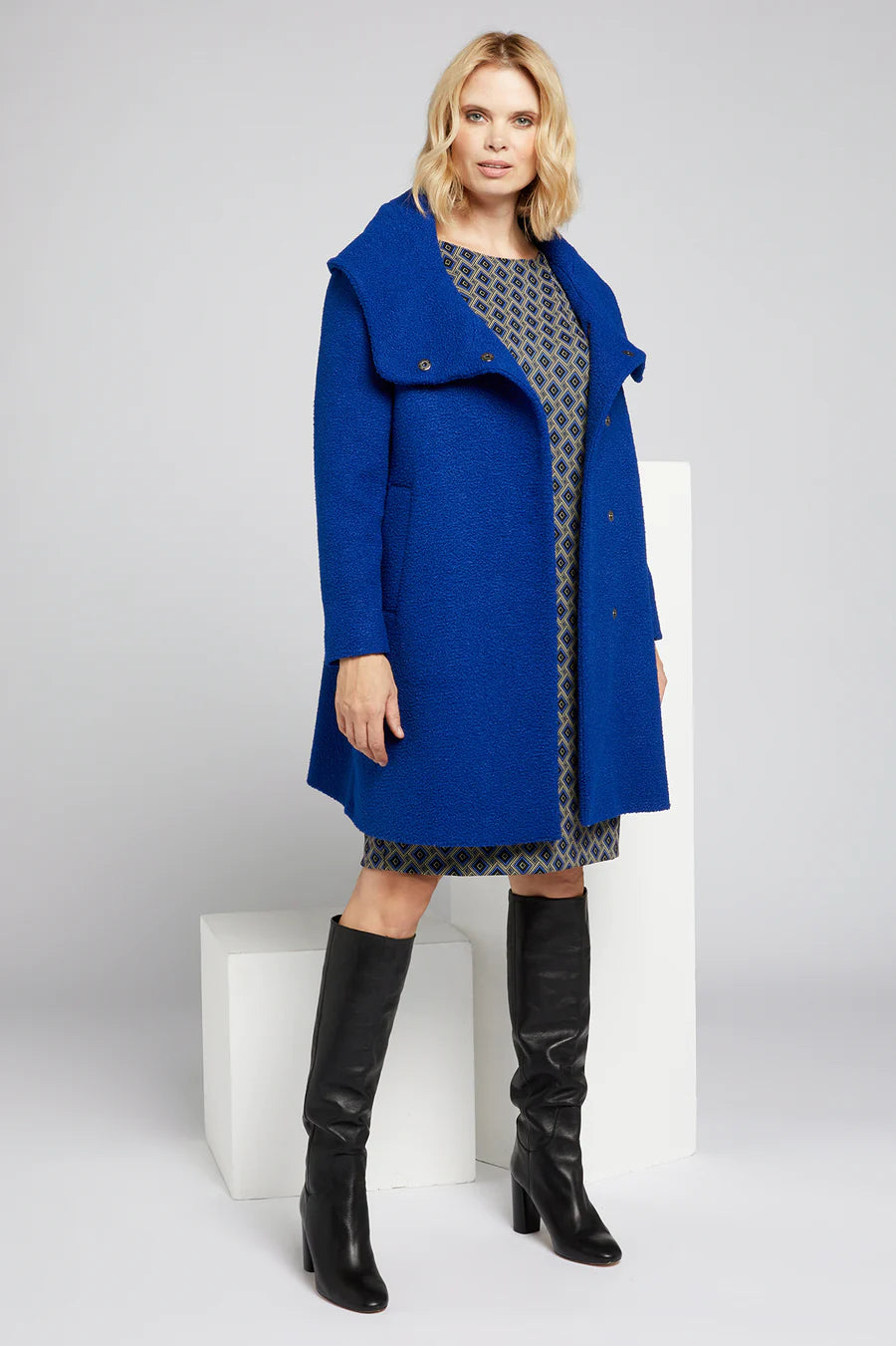 Luisa Viola - Cappotto boucle' color bluette, chiusura con bottoni automatici. Luisa Viola - Cappotto boucle' color bluette, chiusura con bottoni automatici. - shopmonicamoda
