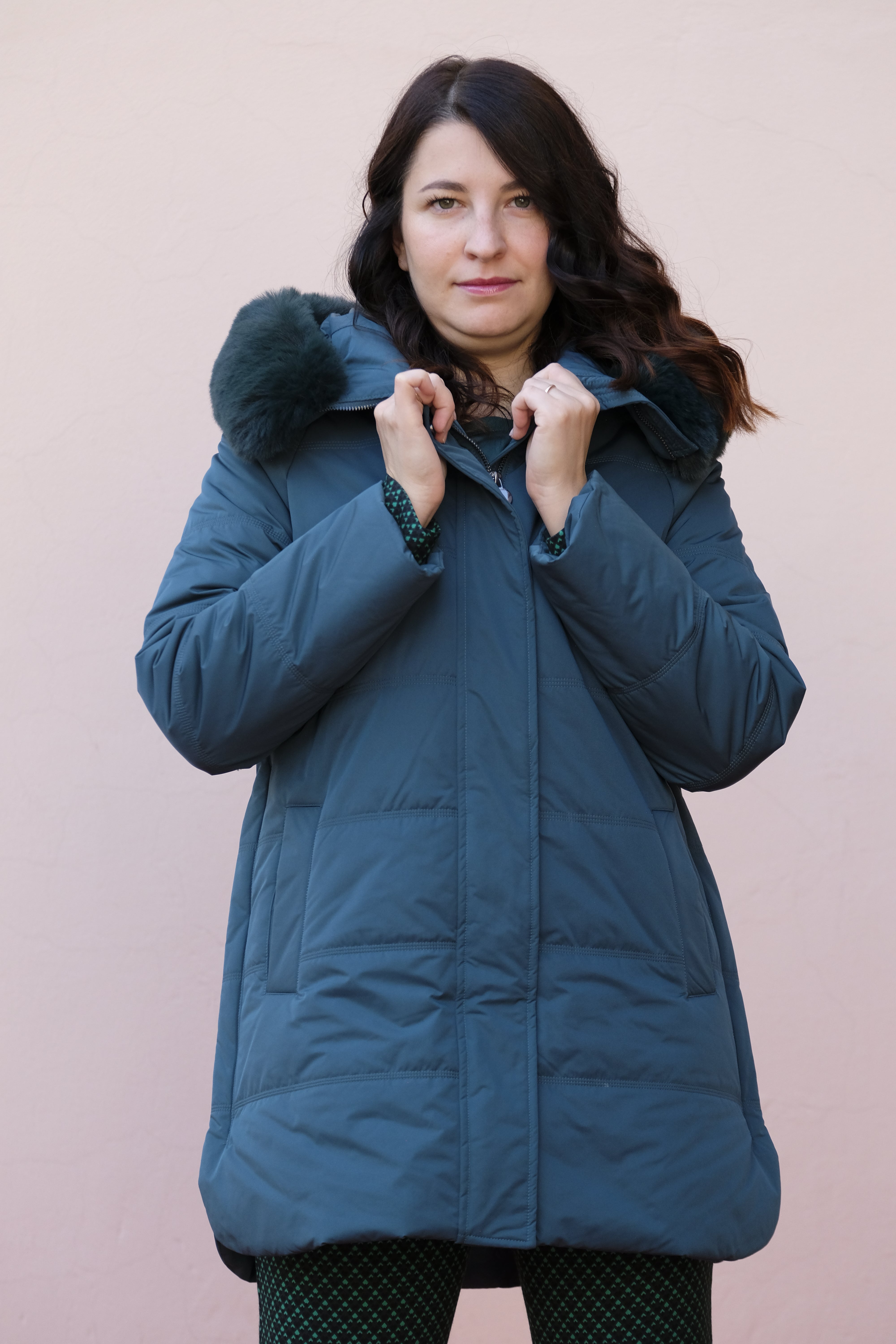 Diana Gallesi - Piumino color verde ottanio, con cappuccio e collo di pelo non staccabile Diana Gallesi - Piumino color verde ottanio, con cappuccio e collo di pelo non staccabile - shopmonicamoda