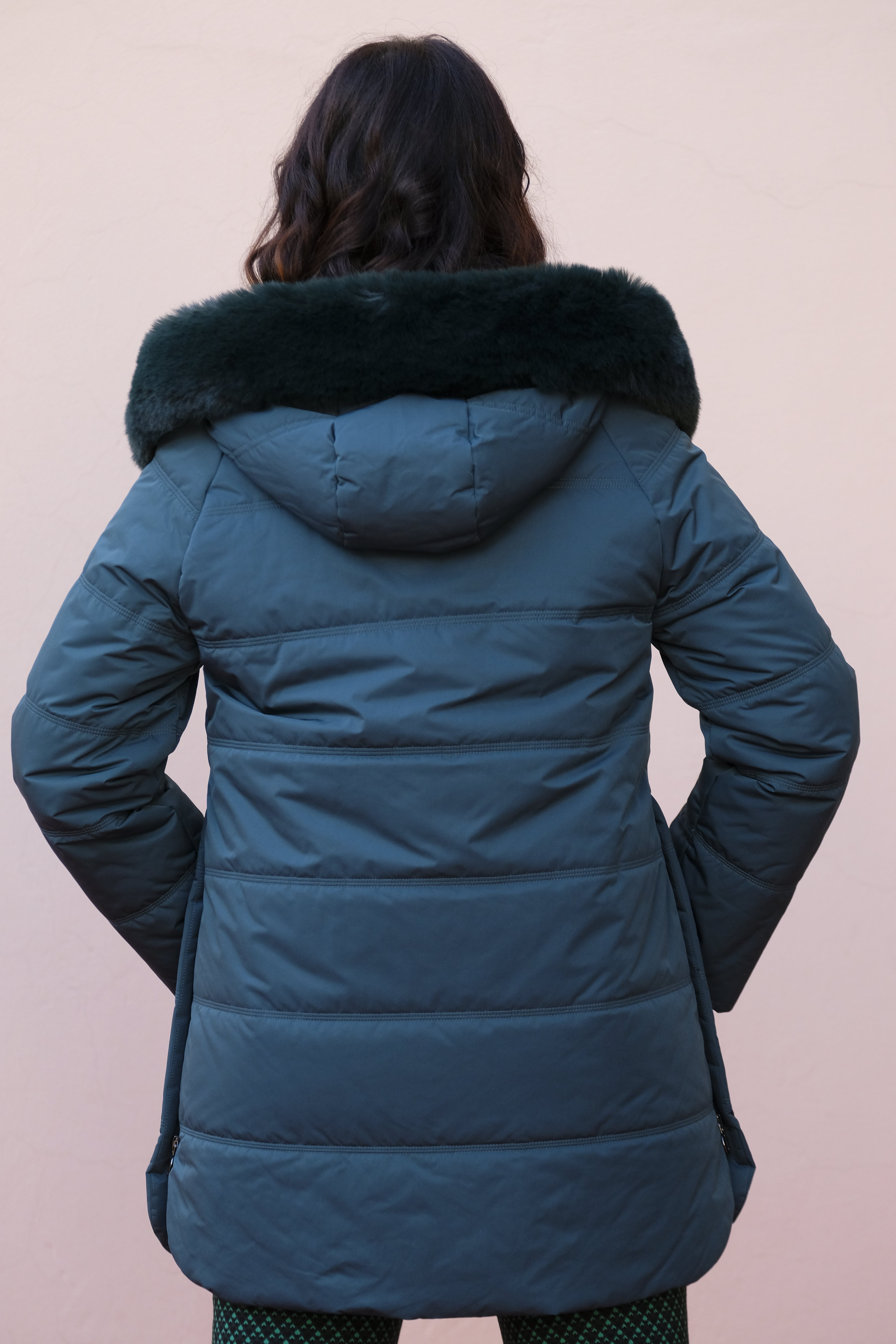 Diana Gallesi - Piumino color verde ottanio, con cappuccio e collo di pelo non staccabile Diana Gallesi - Piumino color verde ottanio, con cappuccio e collo di pelo non staccabile - shopmonicamoda