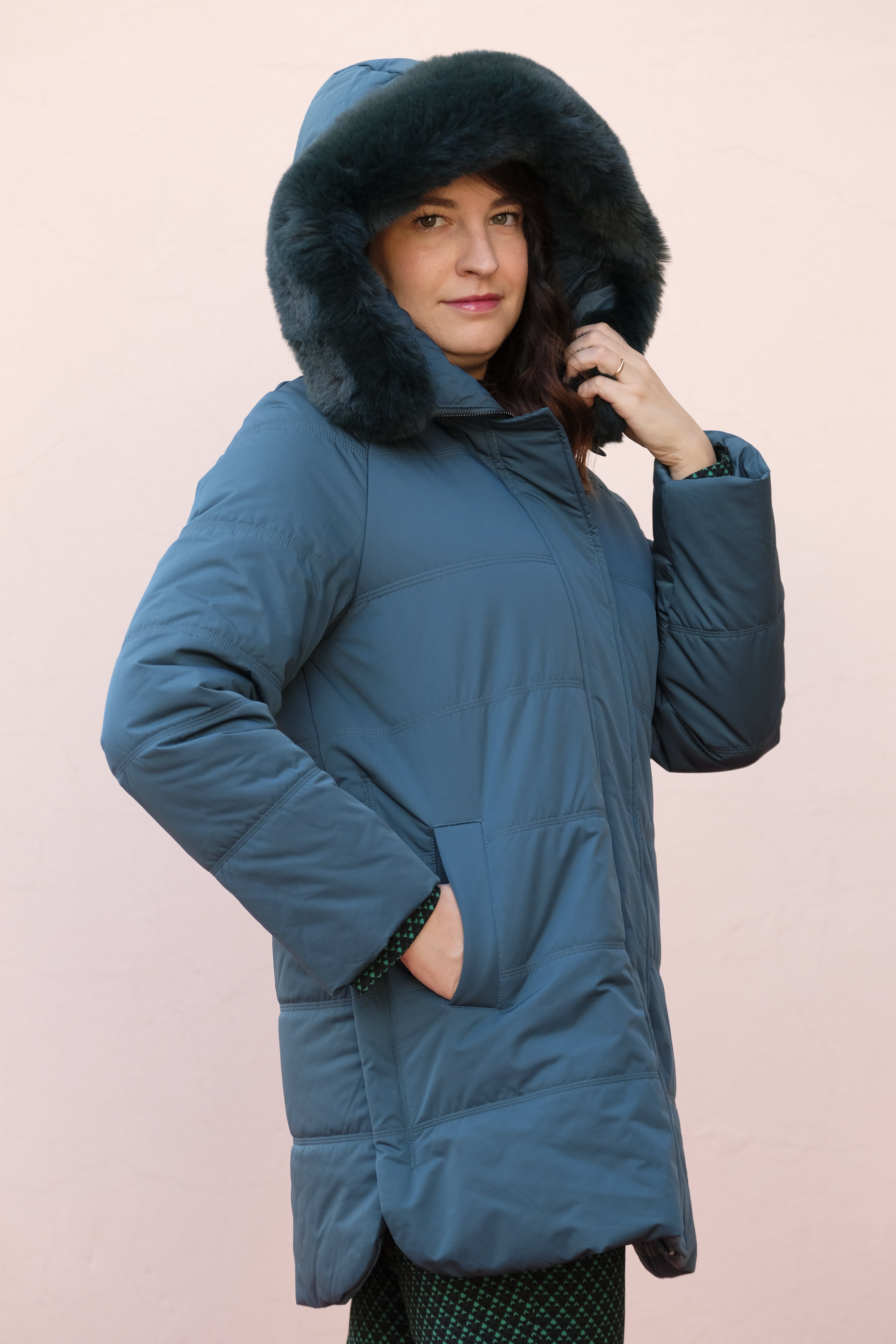 Diana Gallesi - Piumino color verde ottanio, con cappuccio e collo di pelo non staccabile Diana Gallesi - Piumino color verde ottanio, con cappuccio e collo di pelo non staccabile - shopmonicamoda