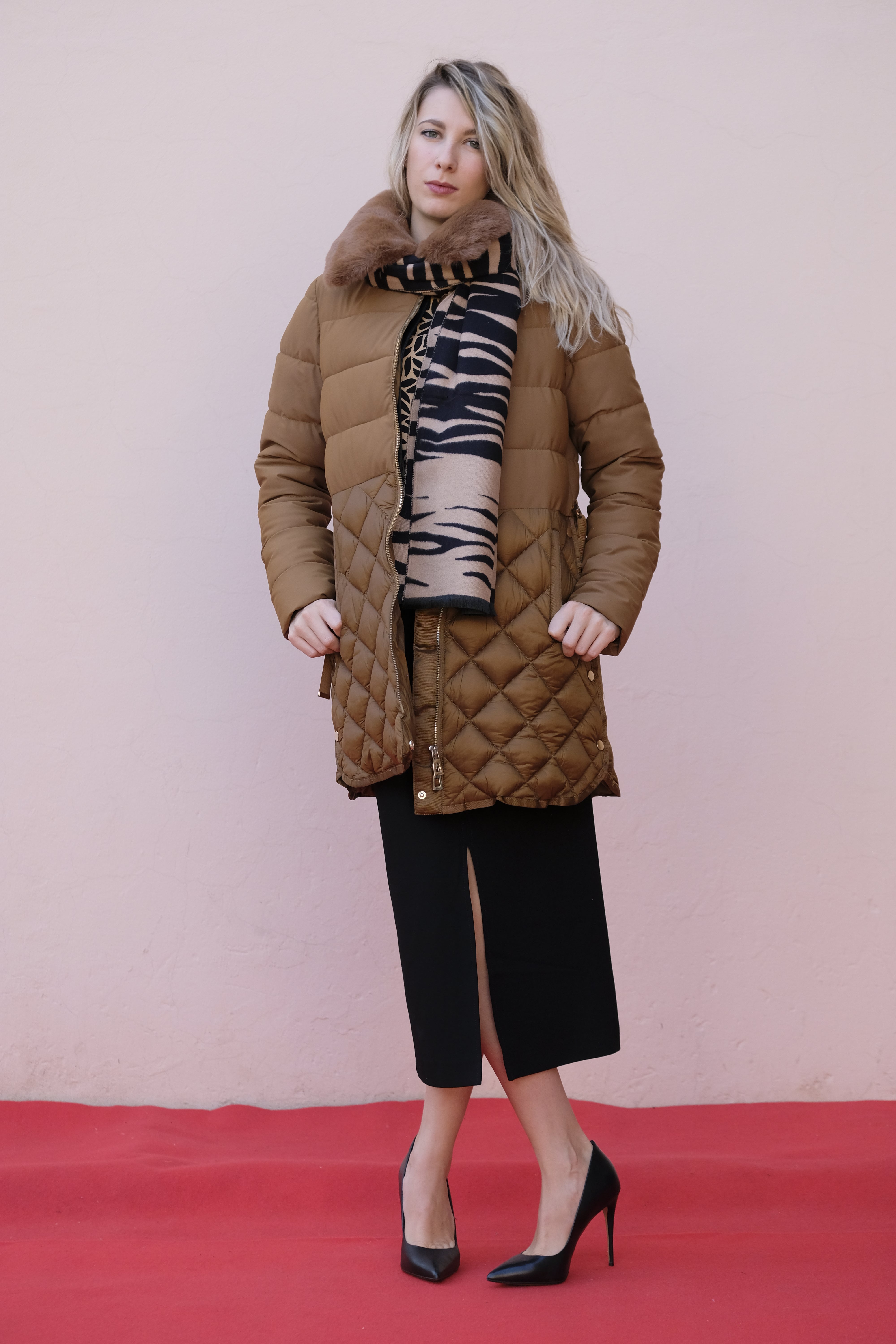 Giulia Valli - Piumino color cammello caldo, collo di pelo staccabile, chiusura con cerniera Giulia Valli - Piumino color cammello caldo, collo di pelo staccabile, chiusura con cerniera - shopmonicamoda