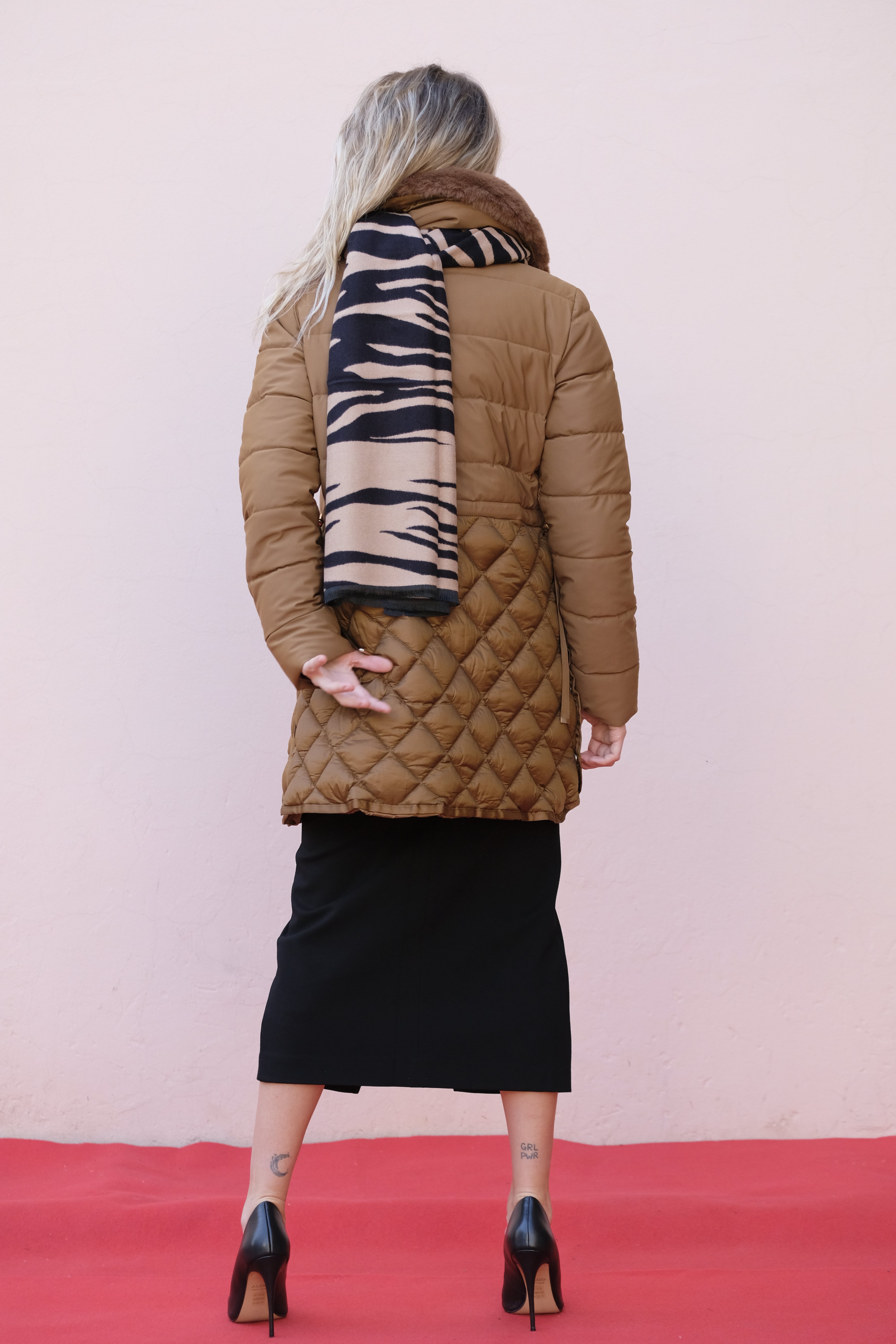 Giulia Valli - Piumino color cammello caldo, collo di pelo staccabile, chiusura con cerniera Giulia Valli - Piumino color cammello caldo, collo di pelo staccabile, chiusura con cerniera - shopmonicamoda