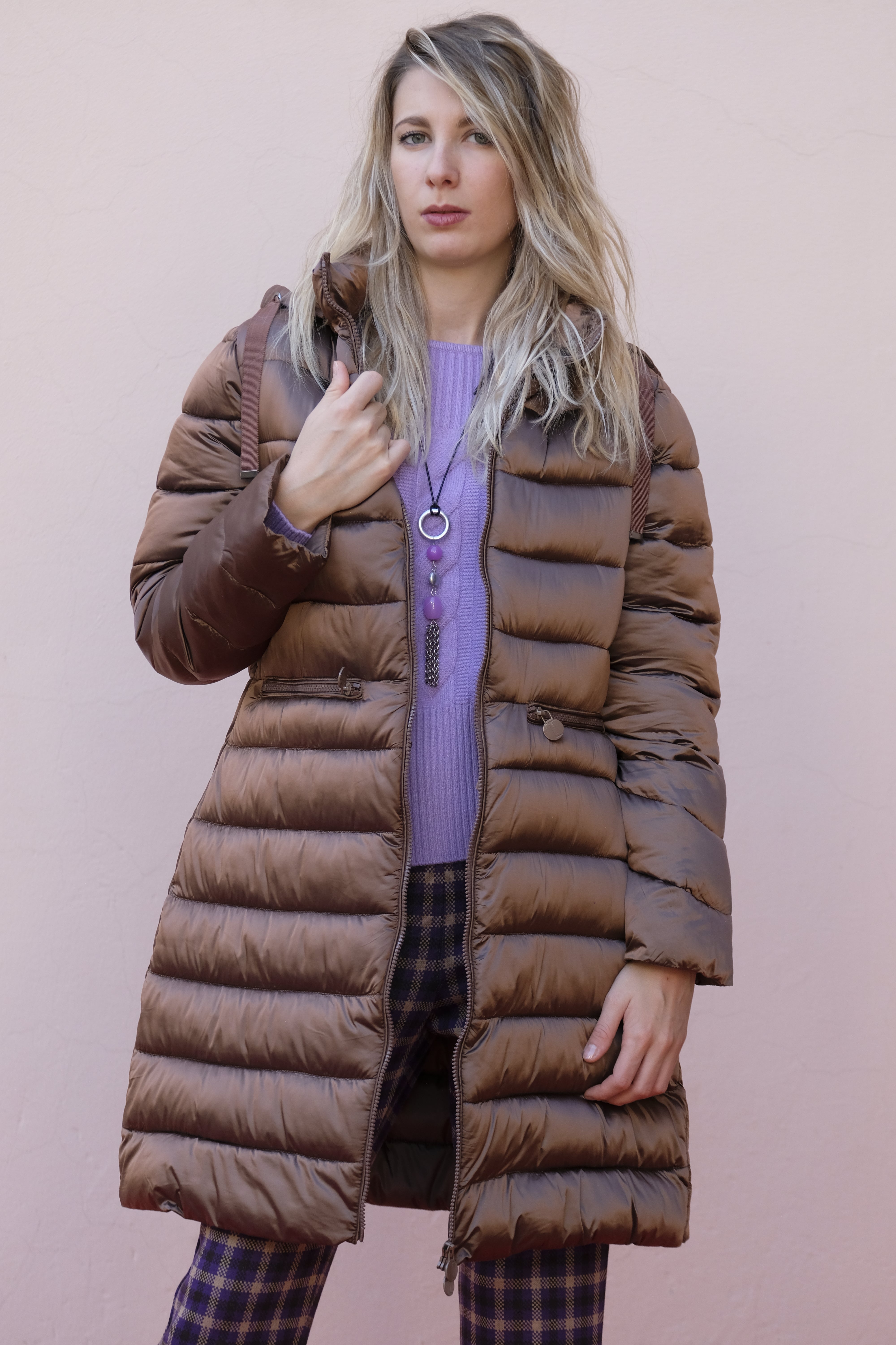 Diana Gallesi - Piumino sciancrato, allacciatura con cerniera, cappuccio staccabile Diana Gallesi - Piumino sciancrato, allacciatura con cerniera, cappuccio staccabile