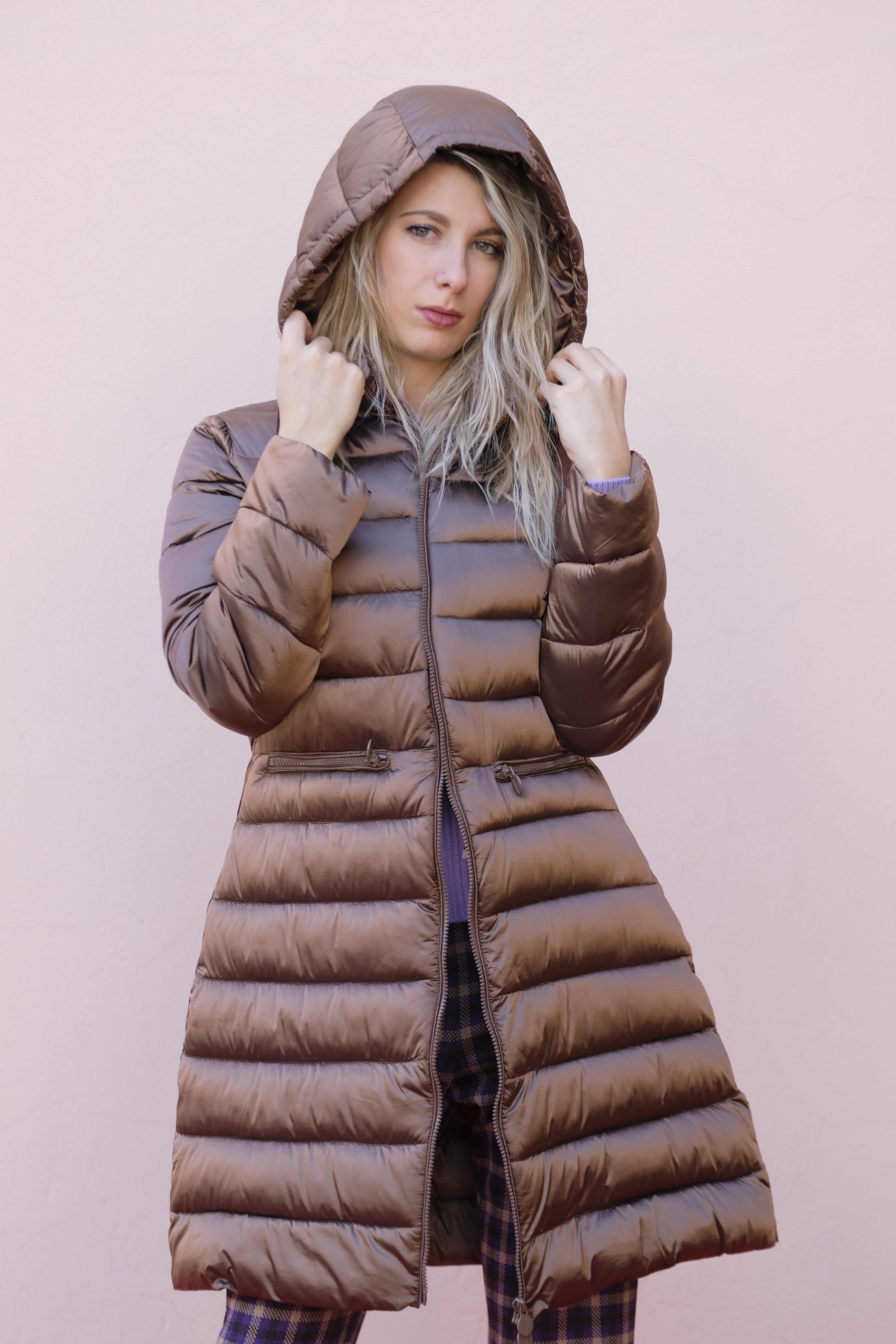 Diana Gallesi - Piumino sciancrato, allacciatura con cerniera, cappuccio staccabile Diana Gallesi - Piumino sciancrato, allacciatura con cerniera, cappuccio staccabile