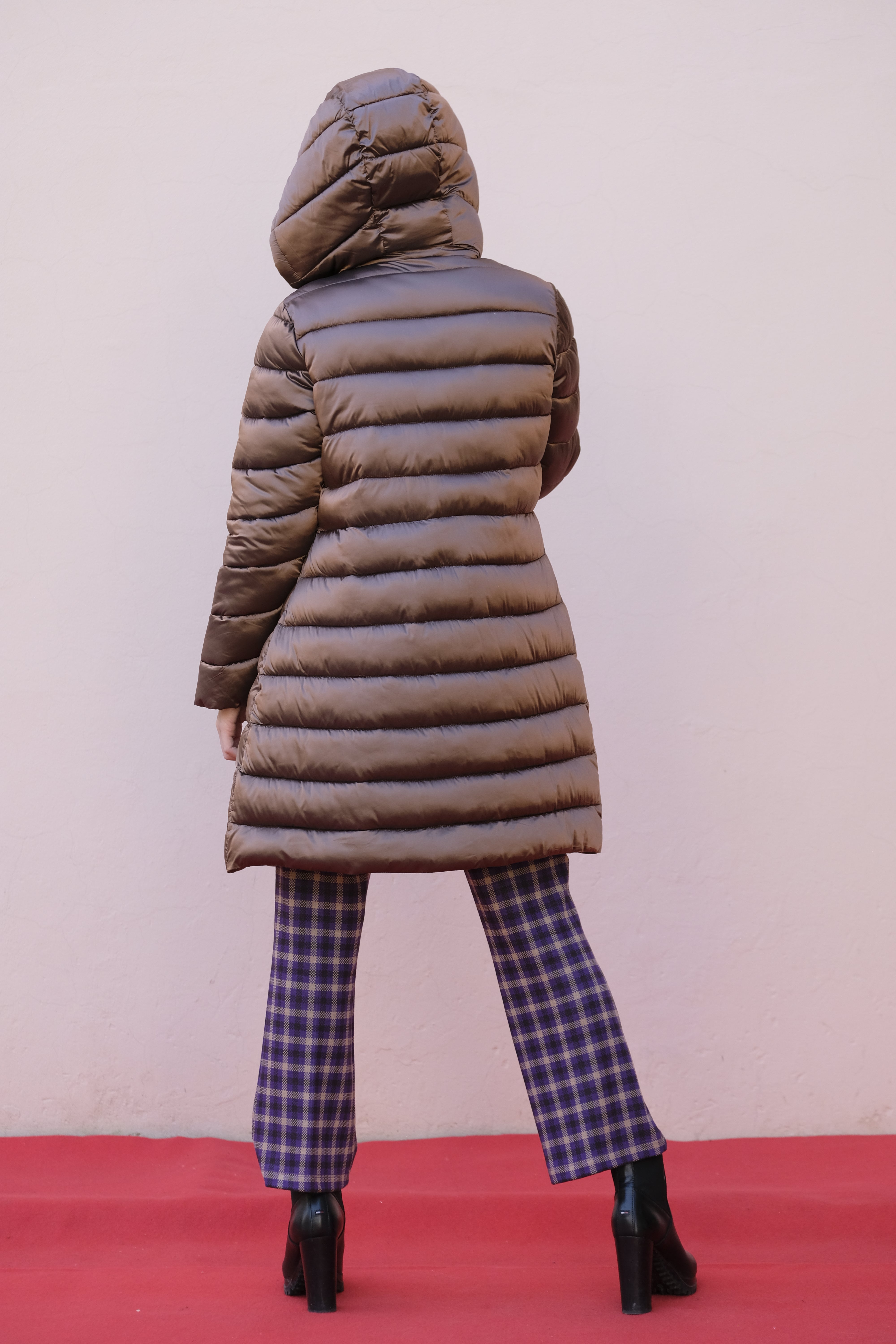 Diana Gallesi - Piumino sciancrato, allacciatura con cerniera, cappuccio staccabile Diana Gallesi - Piumino sciancrato, allacciatura con cerniera, cappuccio staccabile