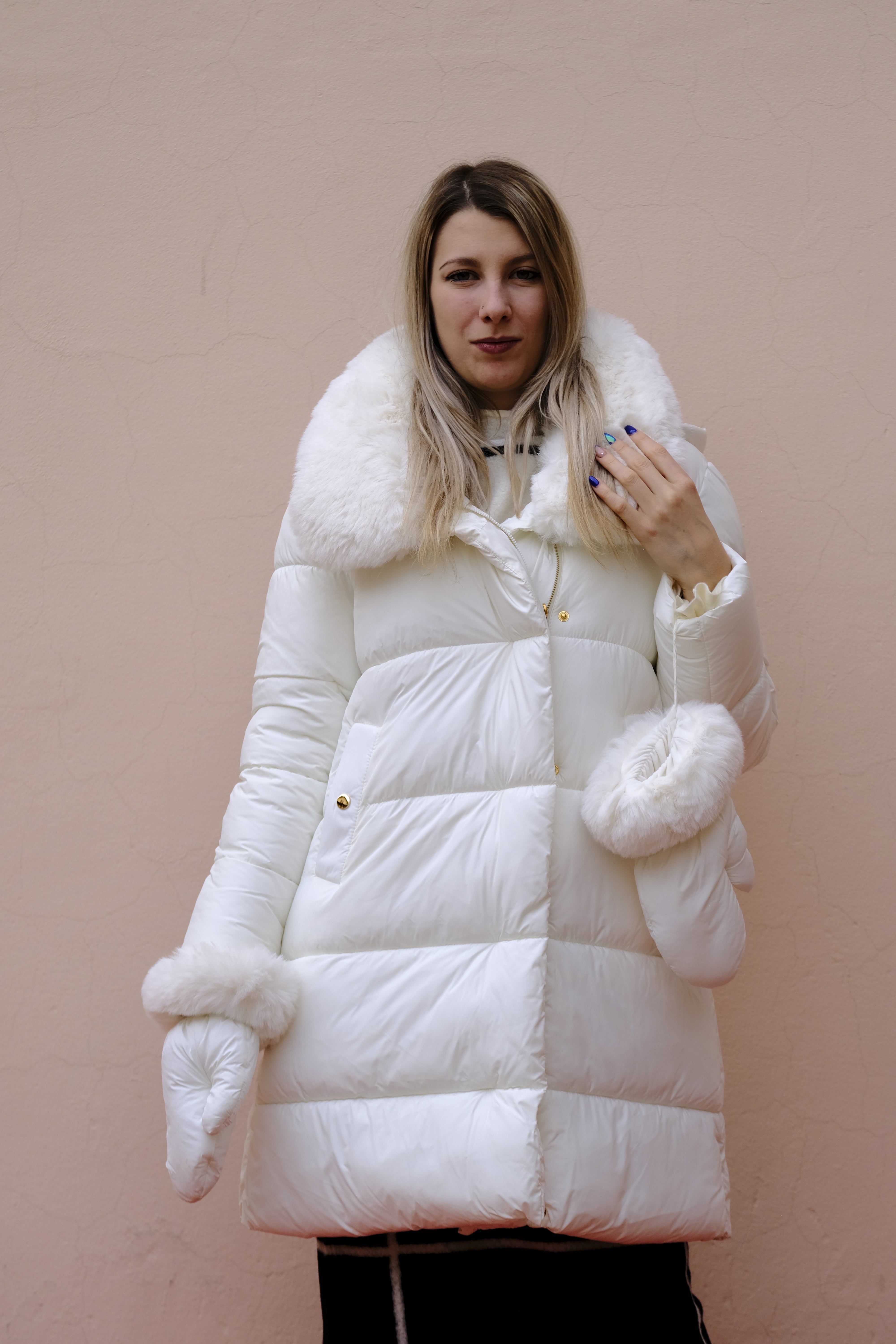 Giulia Valli - Piumino bianco con collo di pelo e cappuccio staccabili, manicotti coordinati. Giulia Valli - Piumino bianco con collo di pelo e cappuccio staccabili, manicotti coordinati.