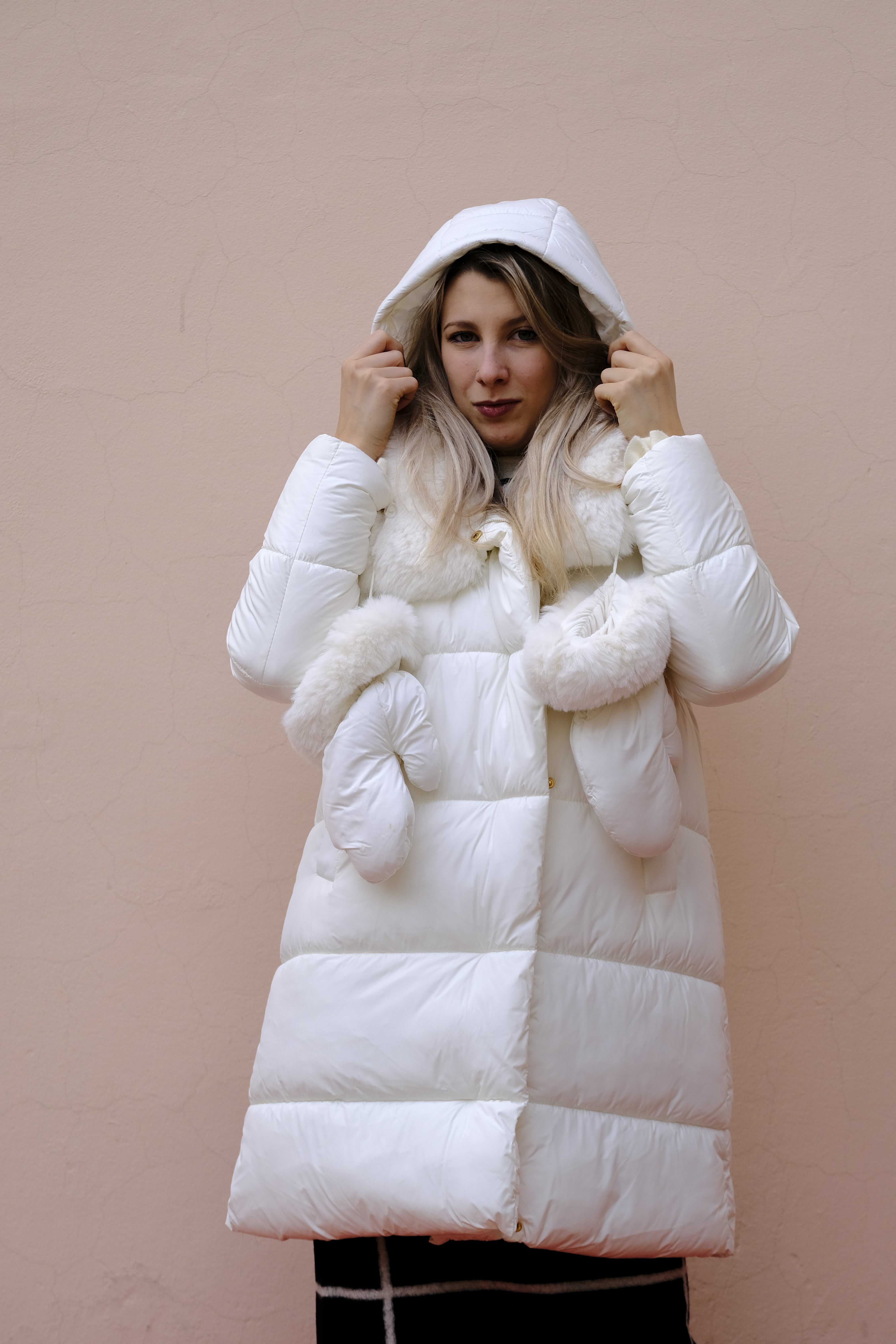 Giulia Valli - Piumino bianco con collo di pelo e cappuccio staccabili, manicotti coordinati. Giulia Valli - Piumino bianco con collo di pelo e cappuccio staccabili, manicotti coordinati.