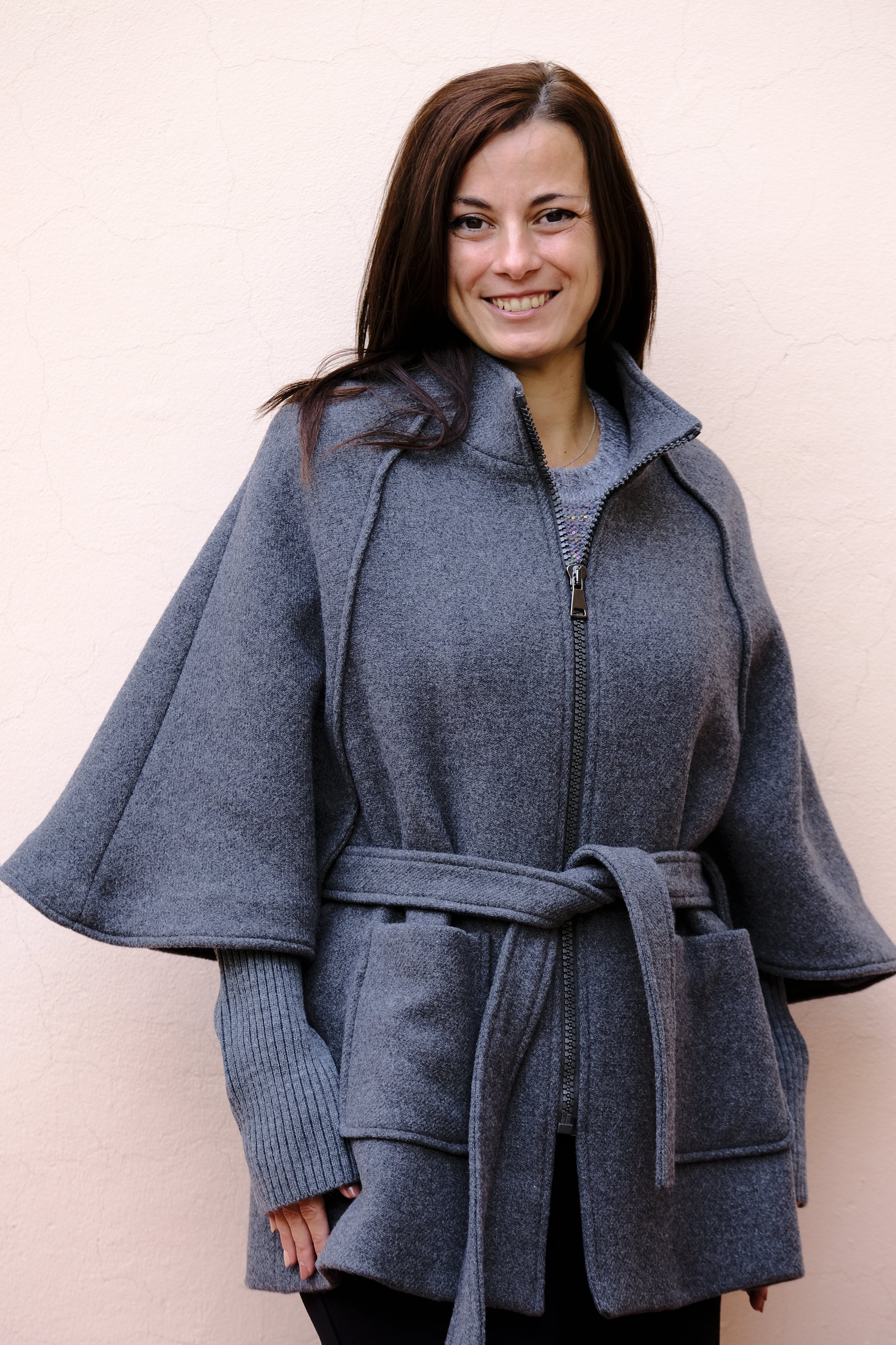 Giulia Valli - Mantella grigia, cinturata, tasche applicate, manicotti in maglia staccabili, foderata. Giulia Valli - Mantella grigia, cinturata, tasche applicate, manicotti in maglia staccabili, foderata.