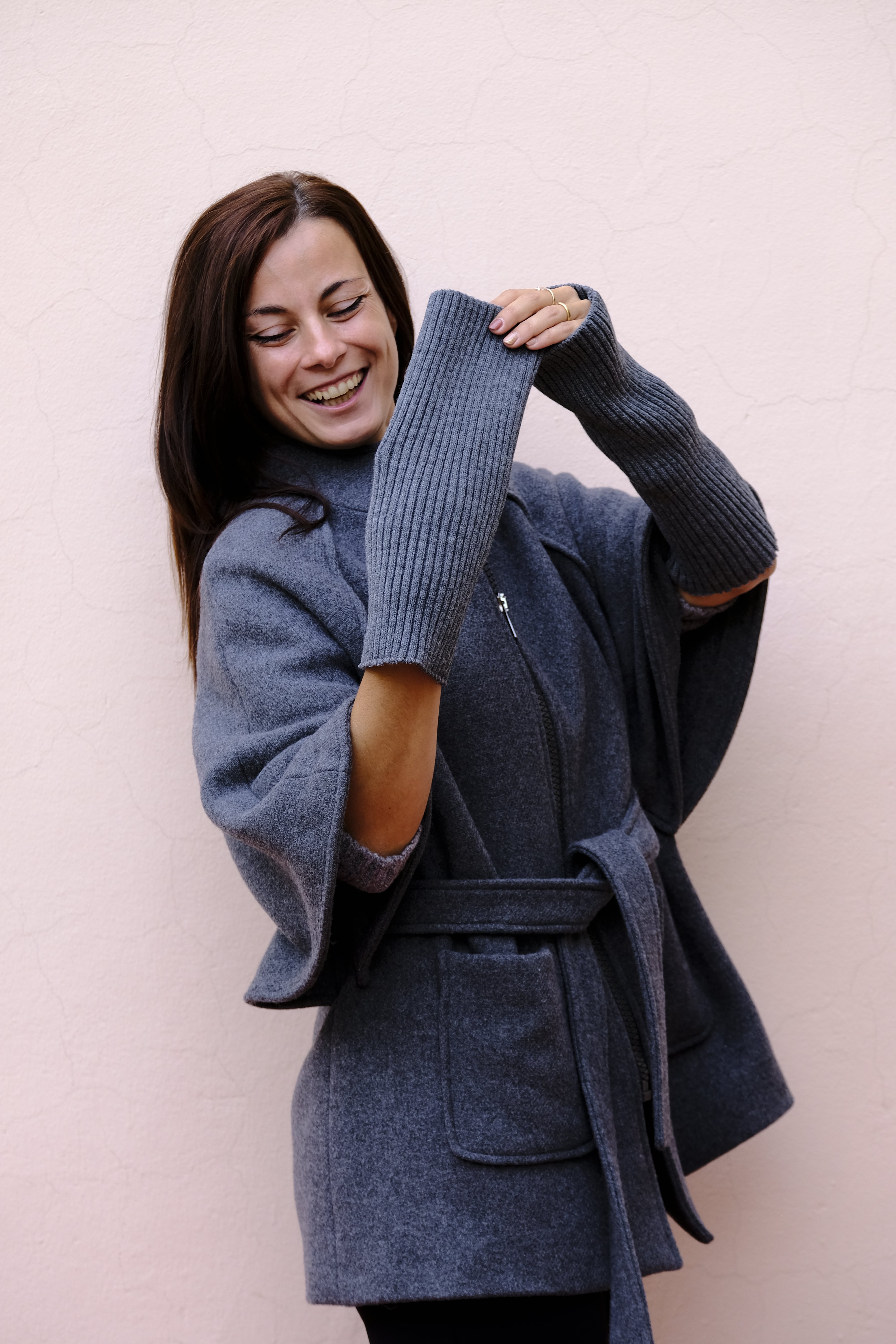 Giulia Valli - Mantella grigia, cinturata, tasche applicate, manicotti in maglia staccabili, foderata. Giulia Valli - Mantella grigia, cinturata, tasche applicate, manicotti in maglia staccabili, foderata.