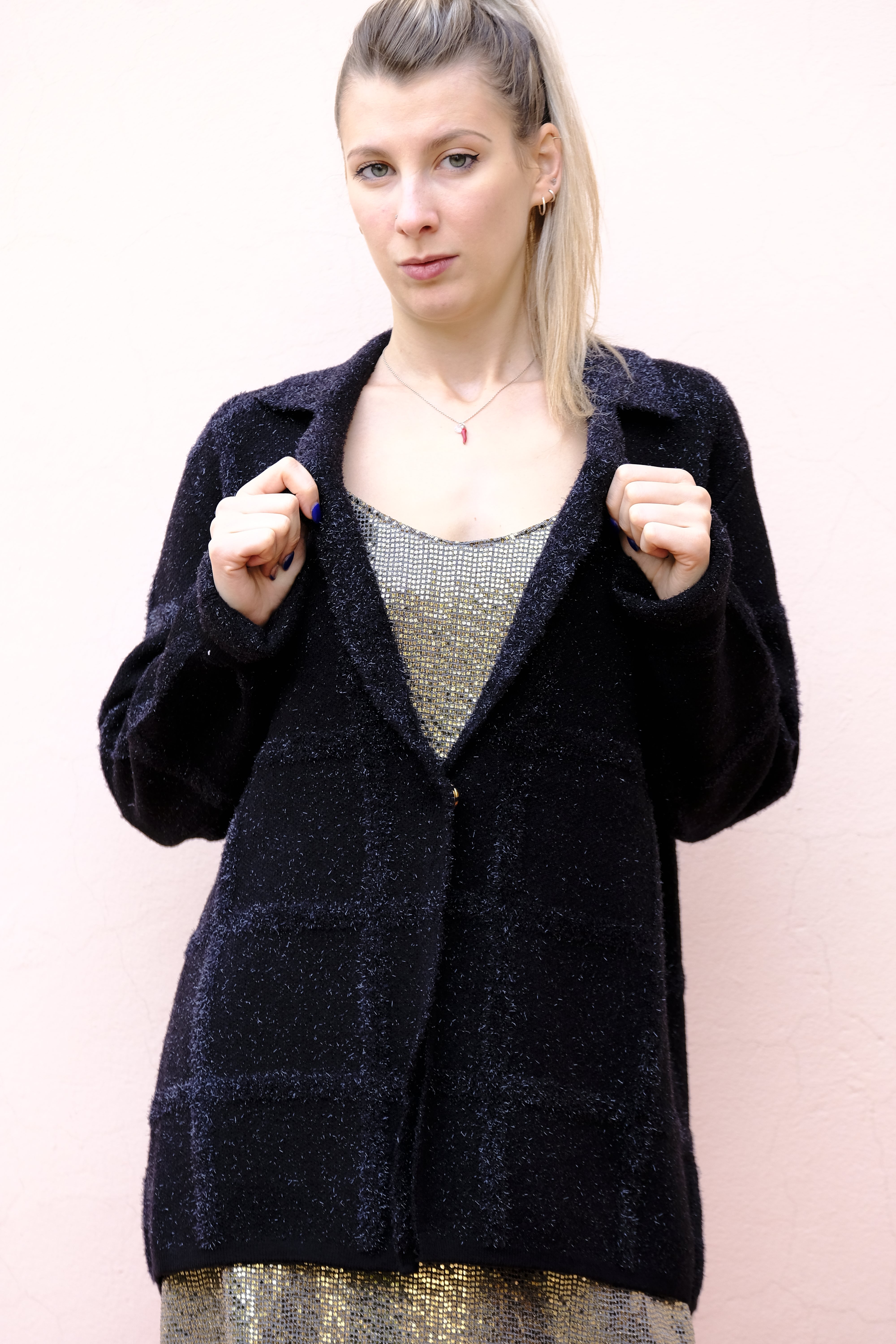 Giulia Valli - Giacca di lana nera in tricot stretch, con inserti in orsetto polvere di stelle. Giulia Valli - Giacca di lana nera in tricot stretch, con inserti in orsetto polvere di stelle.