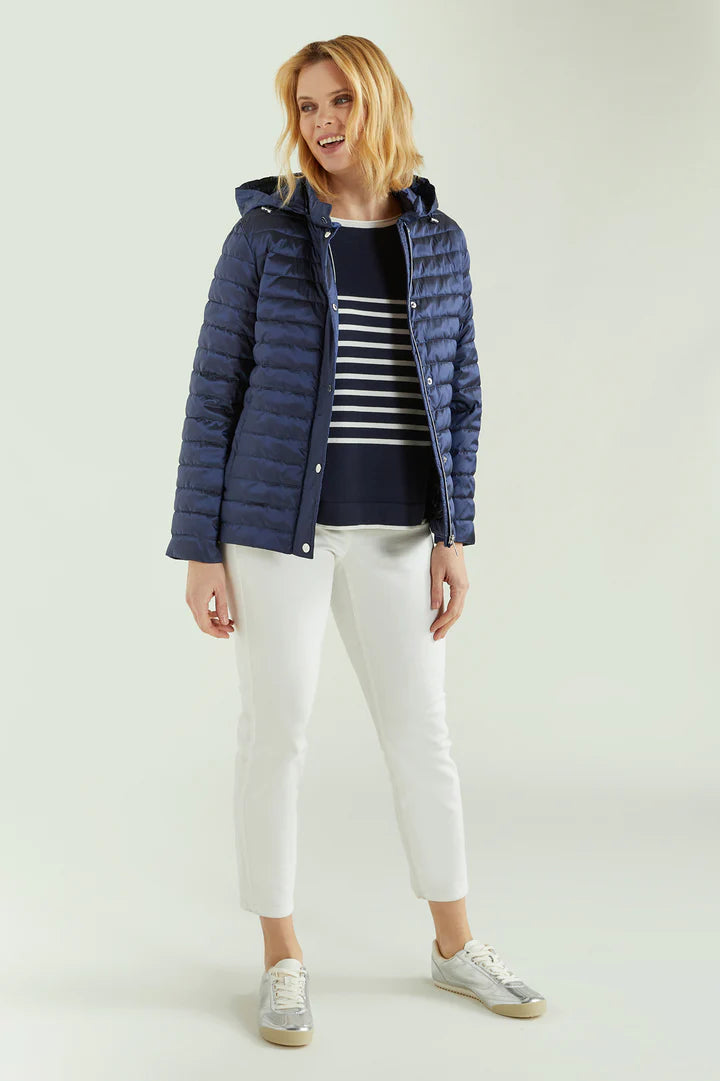 Luisa Viola - Piumino blu, 100 grammi, collo a coreana, cappuccio staccabile, doppia chiusura zip e automatici. Luisa Viola - Piumino blu, 100 grammi, collo a coreana, cappuccio staccabile, doppia chiusura zip e automatici.