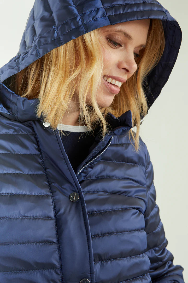 Luisa Viola - Piumino blu, 100 grammi, collo a coreana, cappuccio staccabile, doppia chiusura zip e automatici. Luisa Viola - Piumino blu, 100 grammi, collo a coreana, cappuccio staccabile, doppia chiusura zip e automatici.