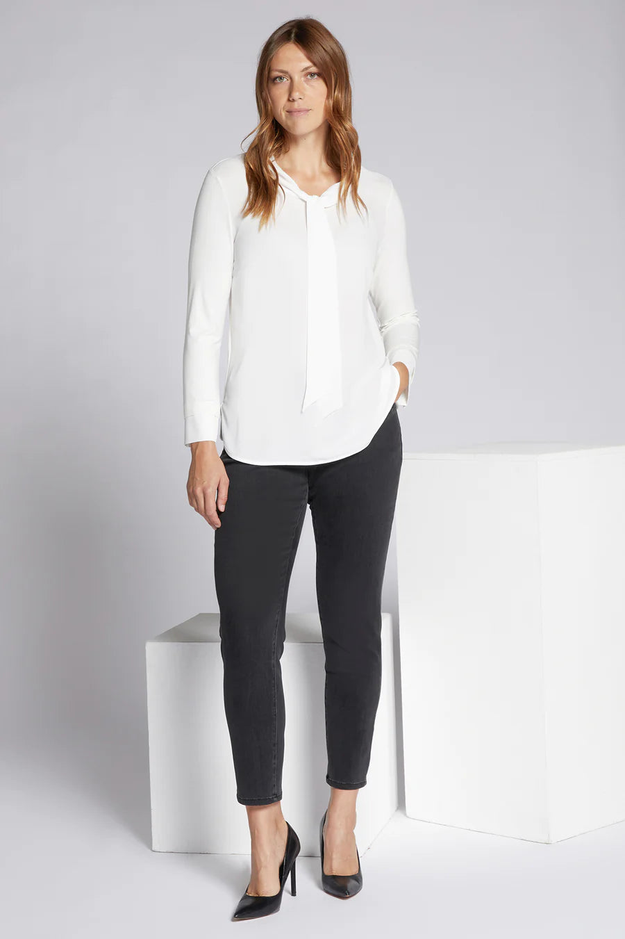 Luisa Viola - Blusa bianca in doppia georgette e jersey, con fiocco staccabile Luisa Viola - Blusa bianca in doppia georgette e jersey, con fiocco staccabile - shopmonicamoda
