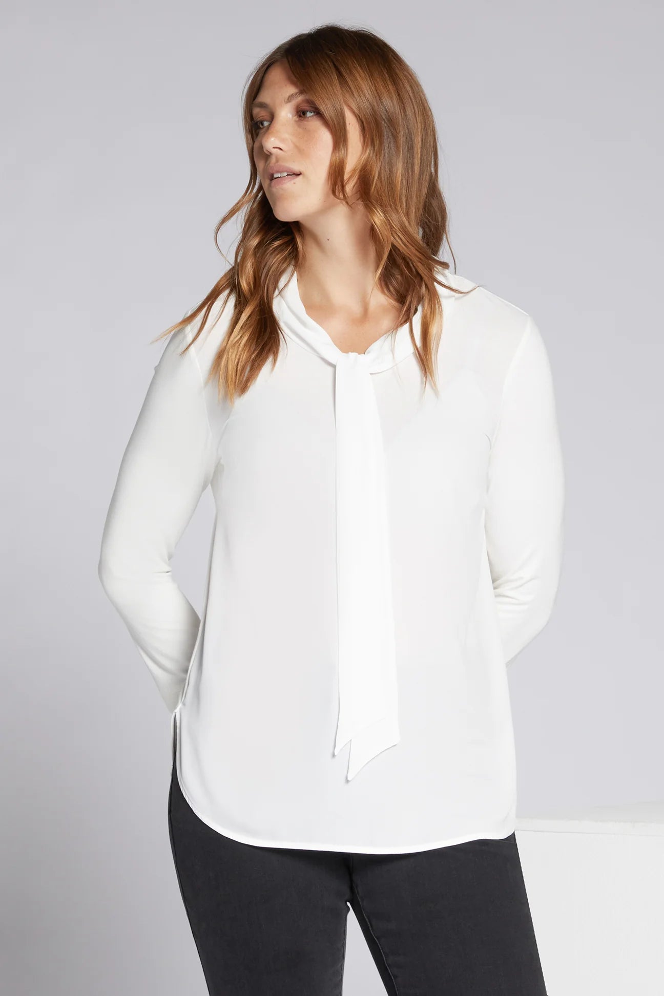 Luisa Viola - Blusa bianca in doppia georgette e jersey, con fiocco staccabile Luisa Viola - Blusa bianca in doppia georgette e jersey, con fiocco staccabile - shopmonicamoda