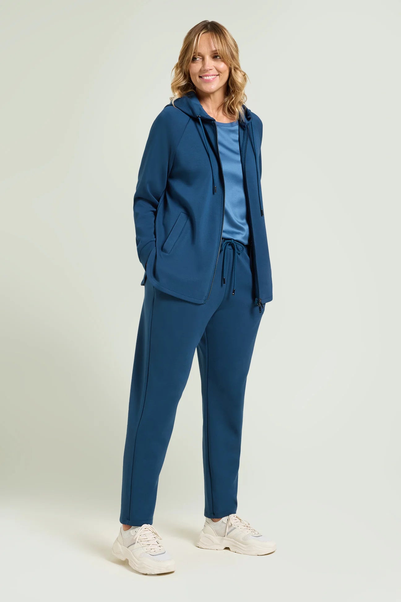 Luisa Viola - Pantalone jogger pull-on in jersey scuba, color pavone, elastico in vita, tasche a filetto. Luisa Viola - Pantalone jogger pull-on in jersey scuba, color pavone, elastico in vita, tasche a filetto.