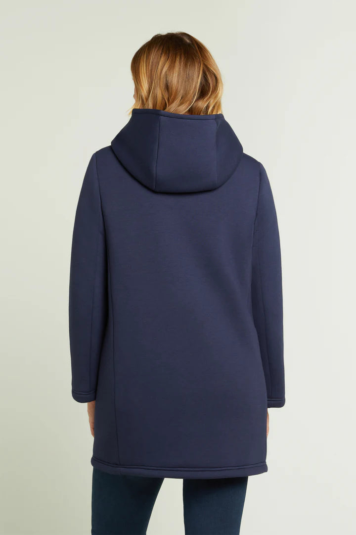 Luisa Viola - Cappotto blu in scuba, trapuntato, linea diritta con cappuccio, chiusura con bottoni automatici, tasche verticali sul fianco. Luisa Viola - Cappotto blu in scuba, trapuntato, linea diritta con cappuccio, chiusura con bottoni automatici, tasche verticali sul fianco.