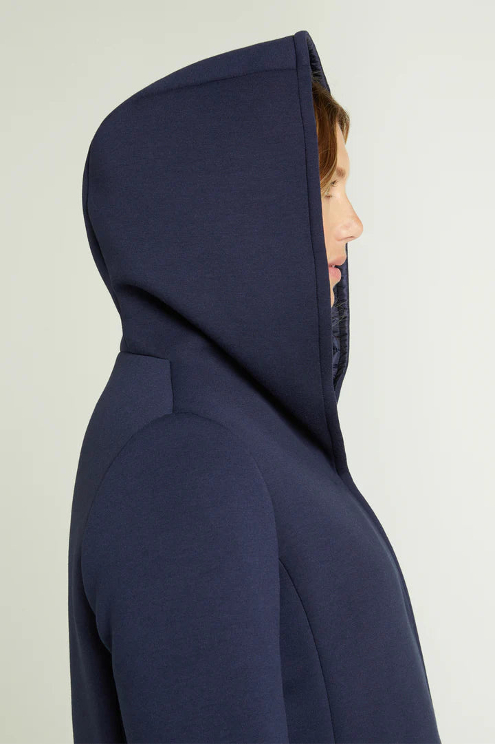 Luisa Viola - Cappotto blu in scuba, trapuntato, linea diritta con cappuccio, chiusura con bottoni automatici, tasche verticali sul fianco. Luisa Viola - Cappotto blu in scuba, trapuntato, linea diritta con cappuccio, chiusura con bottoni automatici, tasche verticali sul fianco.