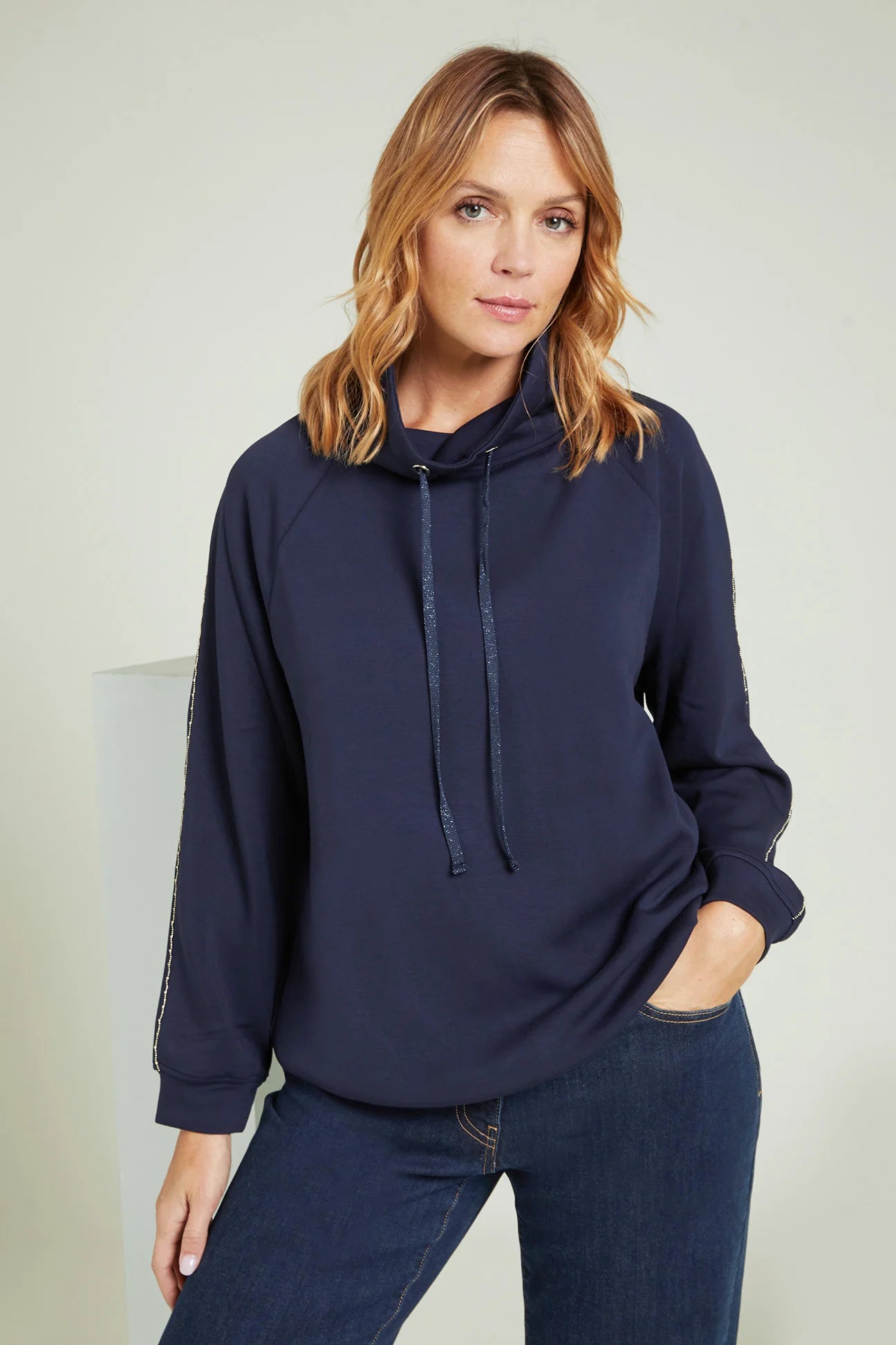 Luisa Viola - Felpa blu in scuba, manica con dettaglio. Luisa Viola - Felpa blu in scuba, manica con dettaglio.