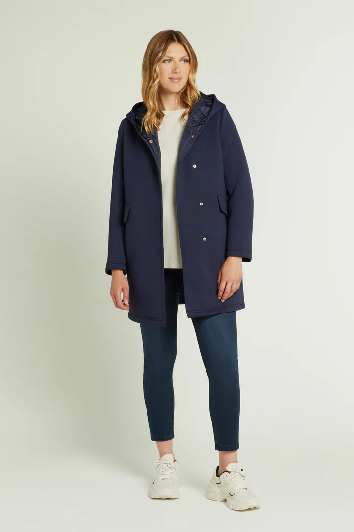 Luisa Viola - Cappotto blu in scuba, trapuntato, linea diritta con cappuccio, chiusura con bottoni automatici, tasche verticali sul fianco. Luisa Viola - Cappotto blu in scuba, trapuntato, linea diritta con cappuccio, chiusura con bottoni automatici, tasche verticali sul fianco.