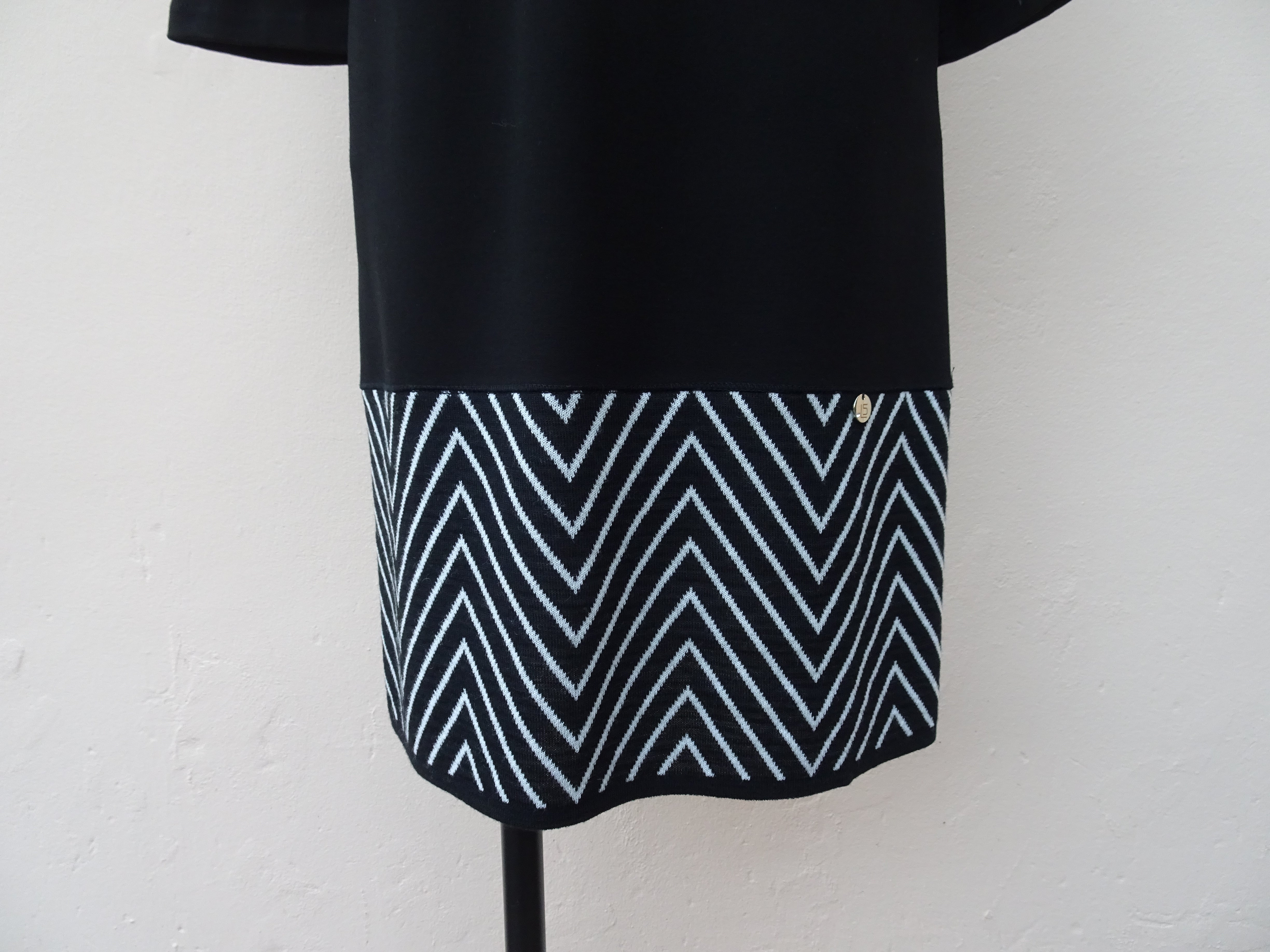 Linea cinque - Abito jersey nero, banda sul fondo bianca e nero LINEA CINQUE - Abiti - shopmonicamoda