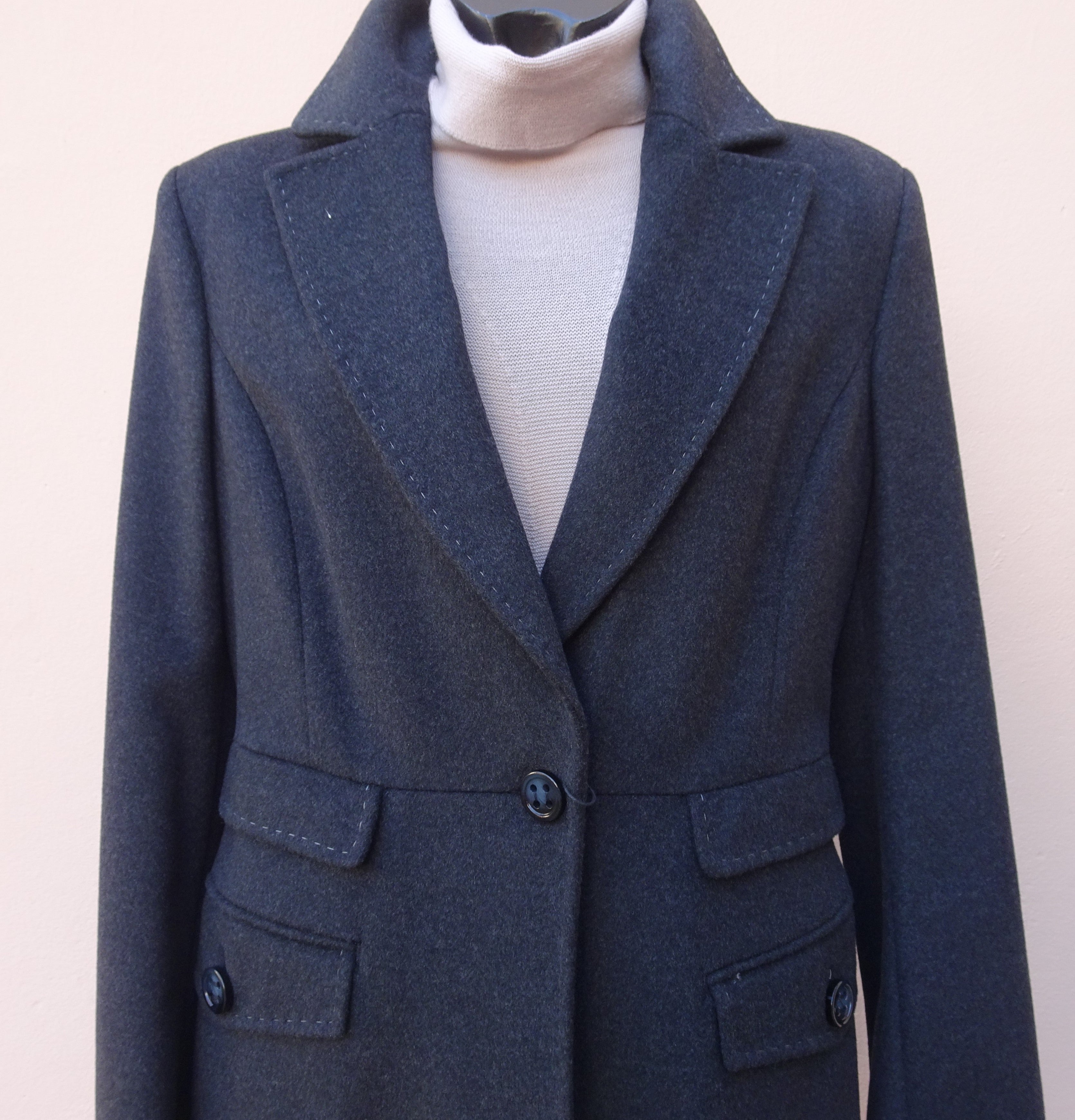 Pennyblack - Cappotto grigio, monopetto, tagliato in vita, svasato sul fondo, tasche con pateletta PENNYBLACK - Cappotti e giacche - shopmonicamoda