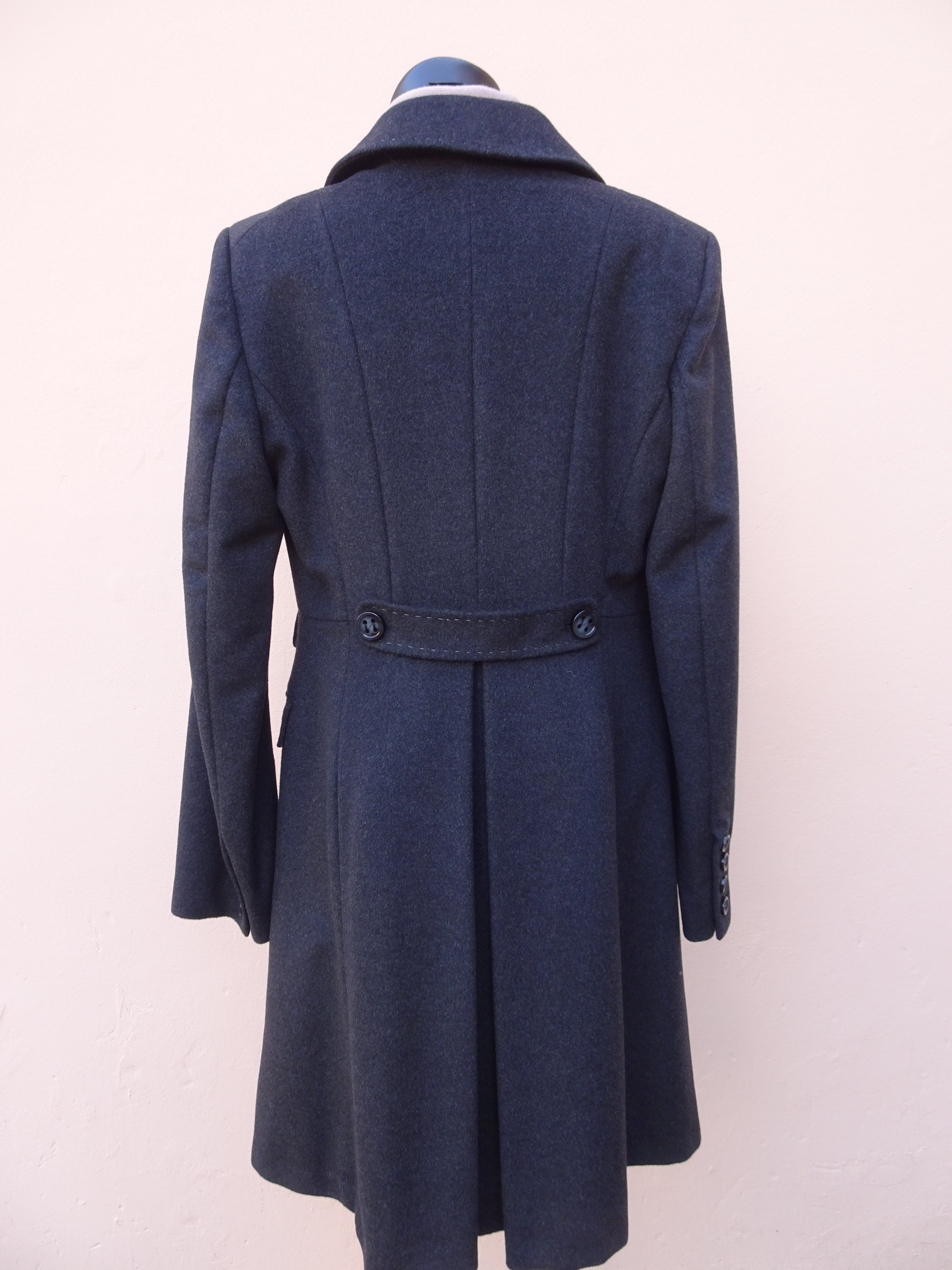 Pennyblack - Cappotto grigio, monopetto, tagliato in vita, svasato sul fondo, tasche con pateletta PENNYBLACK - Cappotti e giacche - shopmonicamoda