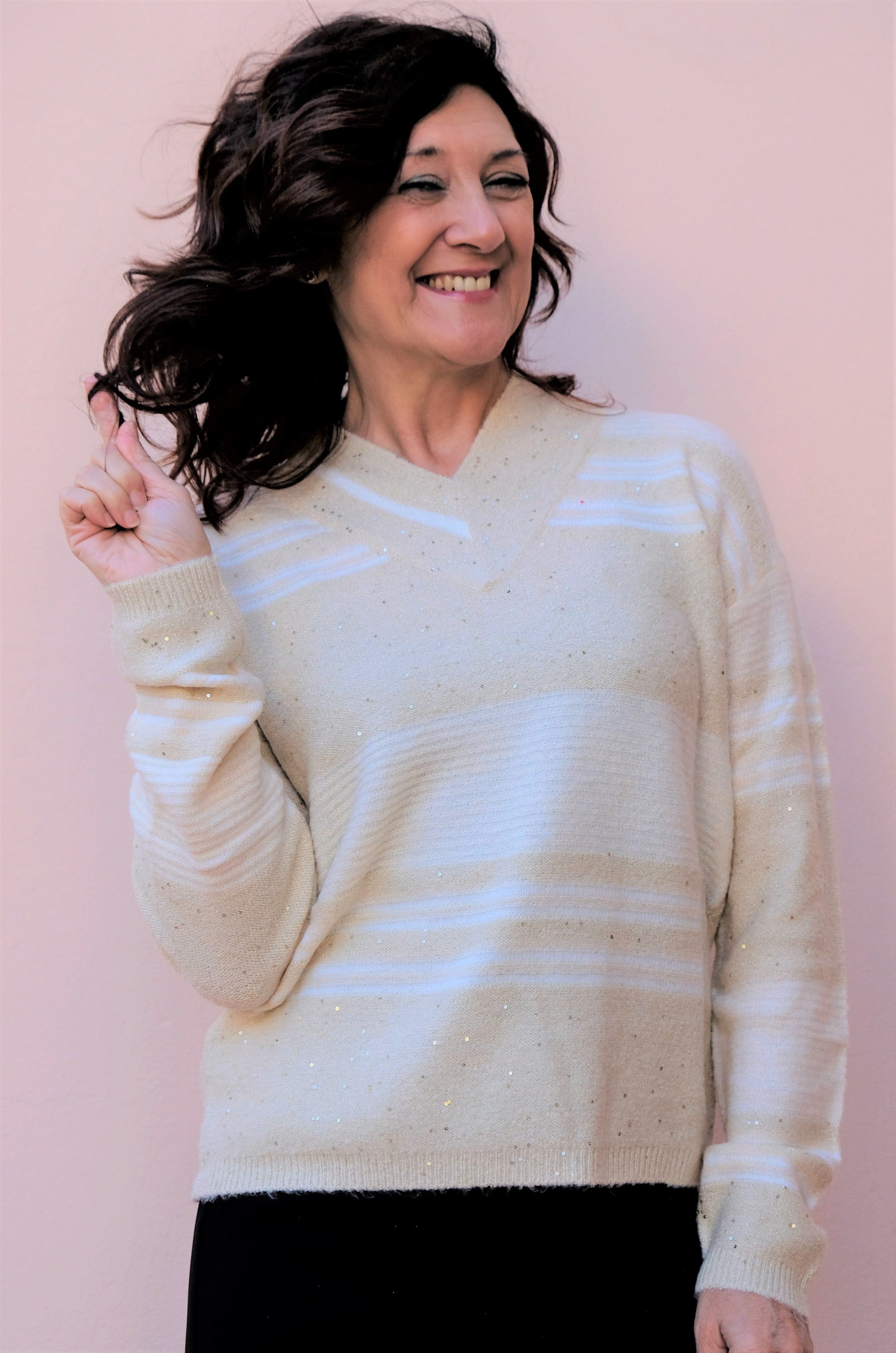 Giulia Valli - Maglia scollo a V a righe tono su tono oro e sabbia, inserti di paiette Giulia Valli - Maglia scollo a V a righe tono su tono oro e sabbia, inserti di paiette - shopmonicamoda