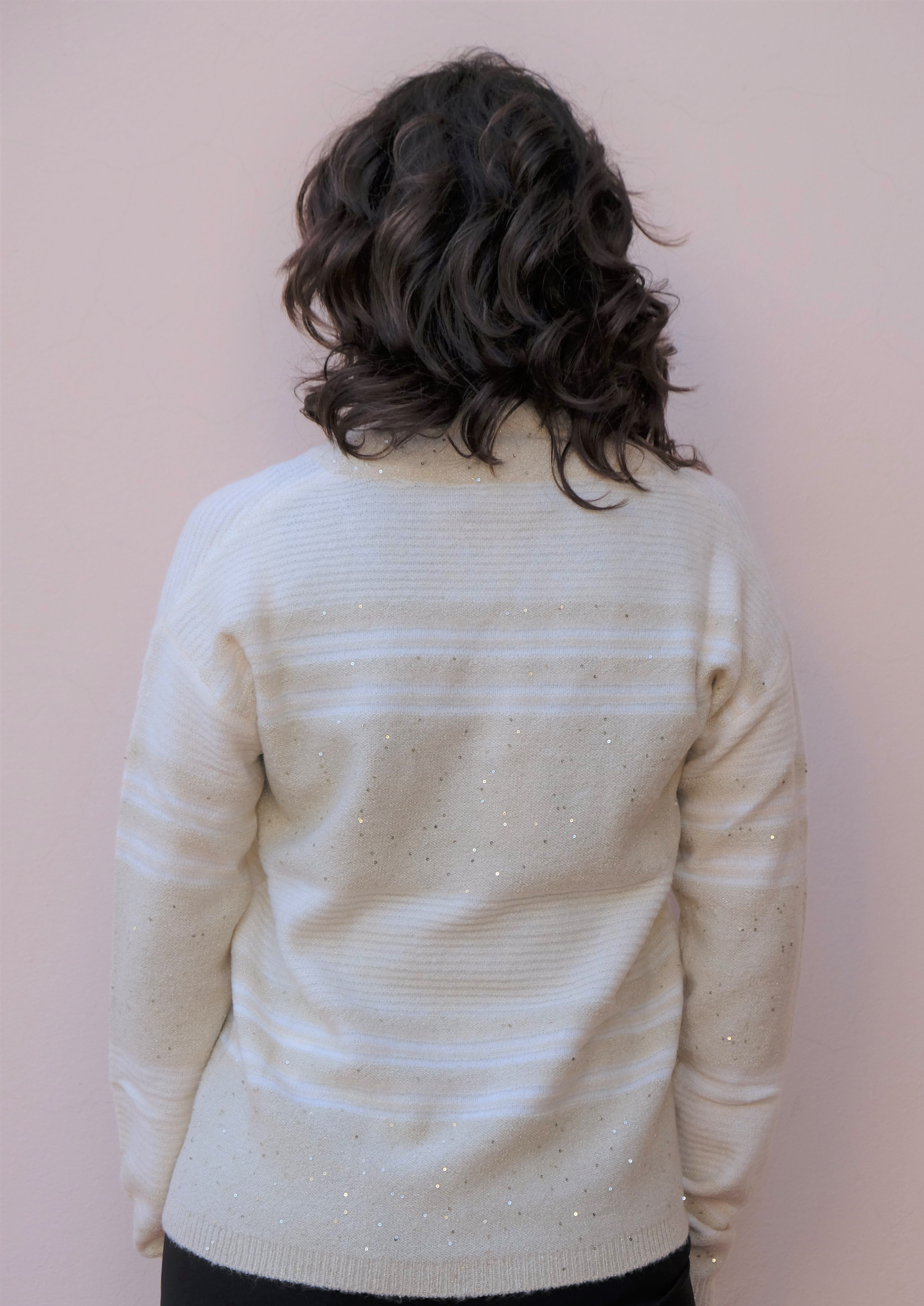 Giulia Valli - Maglia scollo a V a righe tono su tono oro e sabbia, inserti di paiette Giulia Valli - Maglia scollo a V a righe tono su tono oro e sabbia, inserti di paiette - shopmonicamoda