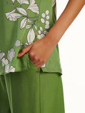 Carica l&#39;immagine nel visualizzatore di Gallery, Pennyblack - Blusa in twill fluido in fantasia, verde, scollo a V, maniche corte a kimono, taglio diritto e morbido
