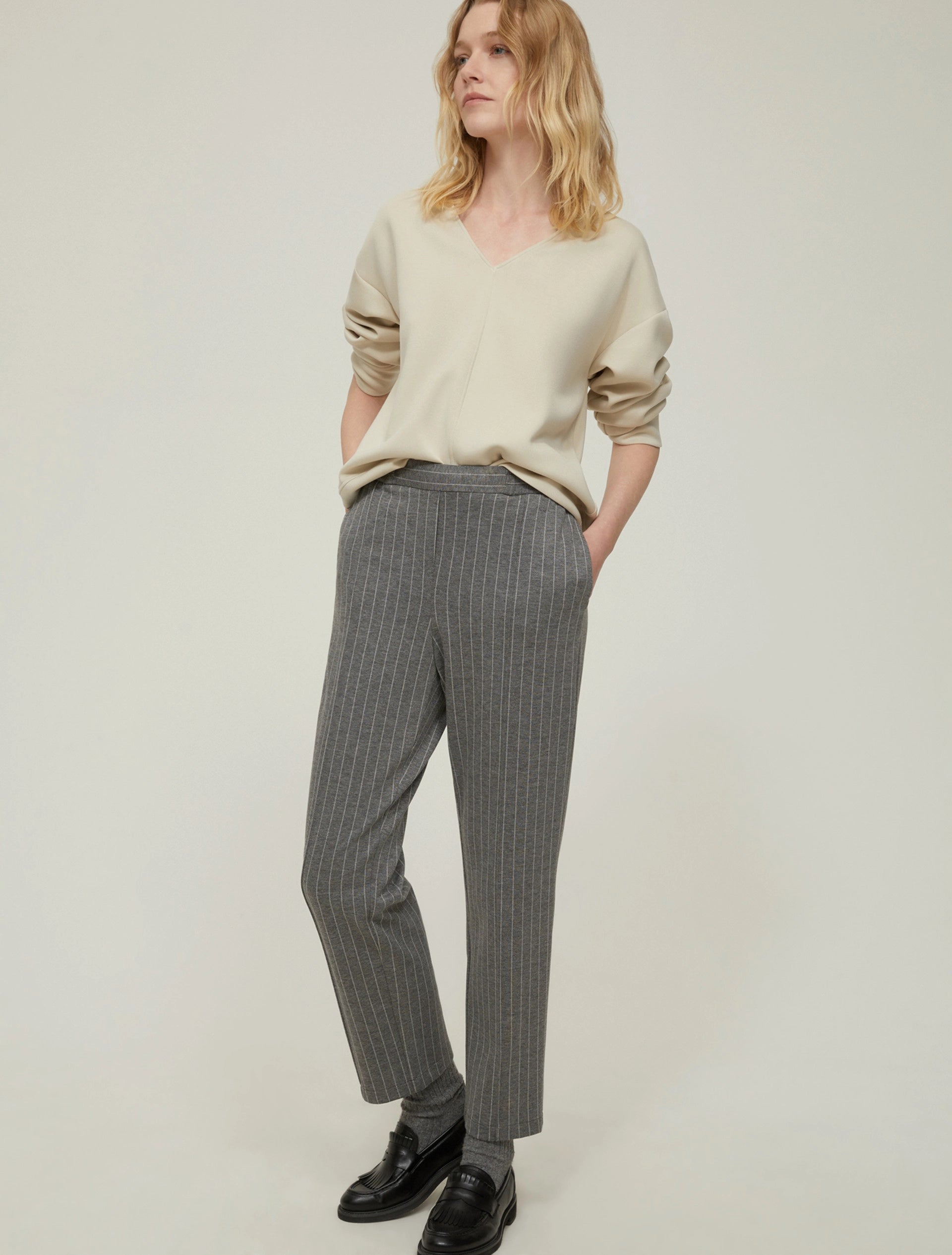 Pennyblack - Pantalone in jersey in blend di viscosa strech, gessato, gamba morbida, leggermente affusolata, vita regolare con elastico interno, tasche inserite ai fianchi.