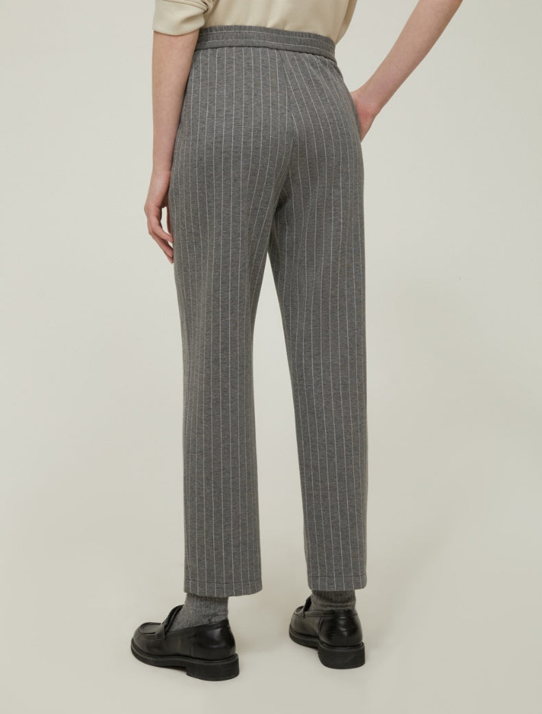 Pennyblack - Pantalone in jersey in blend di viscosa strech, gessato, gamba morbida, leggermente affusolata, vita regolare con elastico interno, tasche inserite ai fianchi.