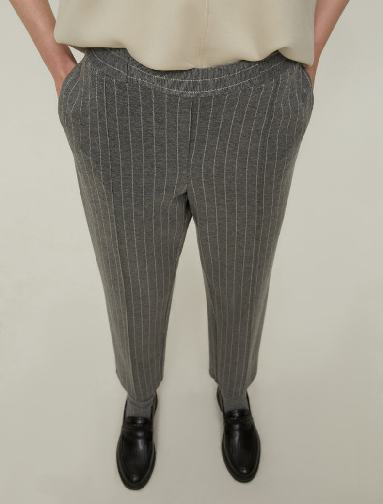 Pennyblack - Pantalone in jersey in blend di viscosa strech, gessato, gamba morbida, leggermente affusolata, vita regolare con elastico interno, tasche inserite ai fianchi.
