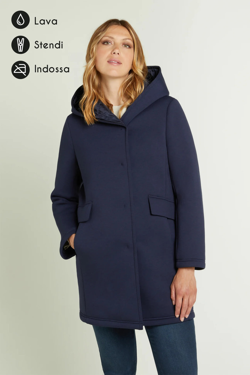 Luisa Viola - Cappotto blu in scuba, trapuntato, linea diritta con cappuccio, chiusura con bottoni automatici, tasche verticali sul fianco.