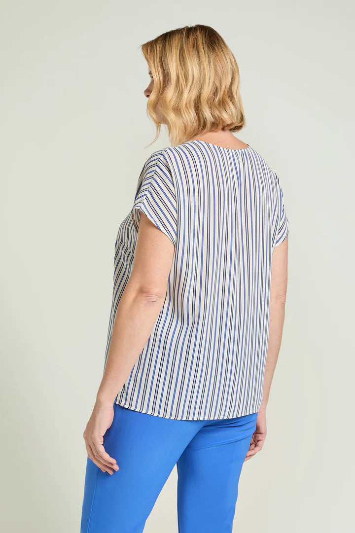 Luisa Viola - Blusa fantasia con fondo bianco seta  e gessatura blu e lapislazzulo. Scollo V, manica corta a chimono