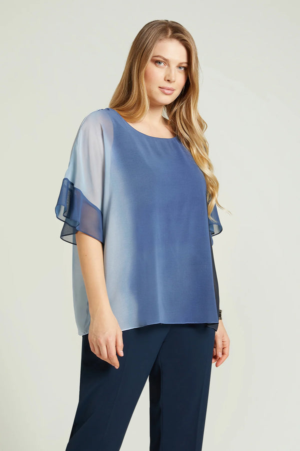 Luisa Viola - Blusa in georgette sfumata, scollatura rotonda, manica al gomito con volant.