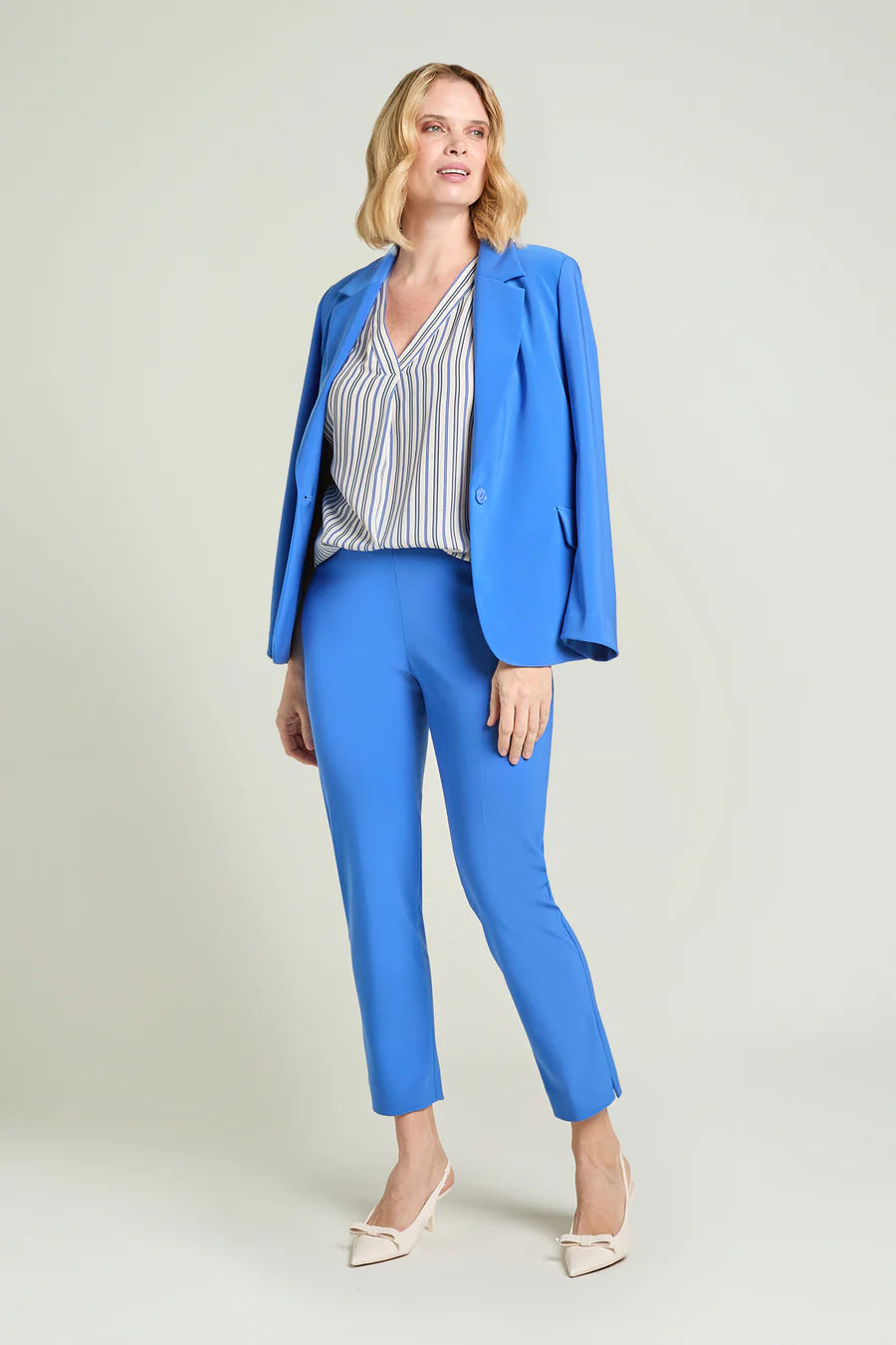 Luisa Viola - Blusa fantasia con fondo bianco seta  e gessatura blu e lapislazzulo. Scollo V, manica corta a chimono