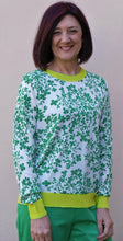 Carica l&#39;immagine nel visualizzatore di Gallery, Diana Gallesi - Maglia viscosa maniche lunghe, girocollo profilo a canete&#39; verde acido, stampa a fiore
