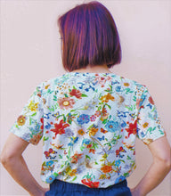 Carica l&#39;immagine nel visualizzatore di Gallery, Linea Cinque - T-shirt girocollo mezzamanica fantasia floreale
