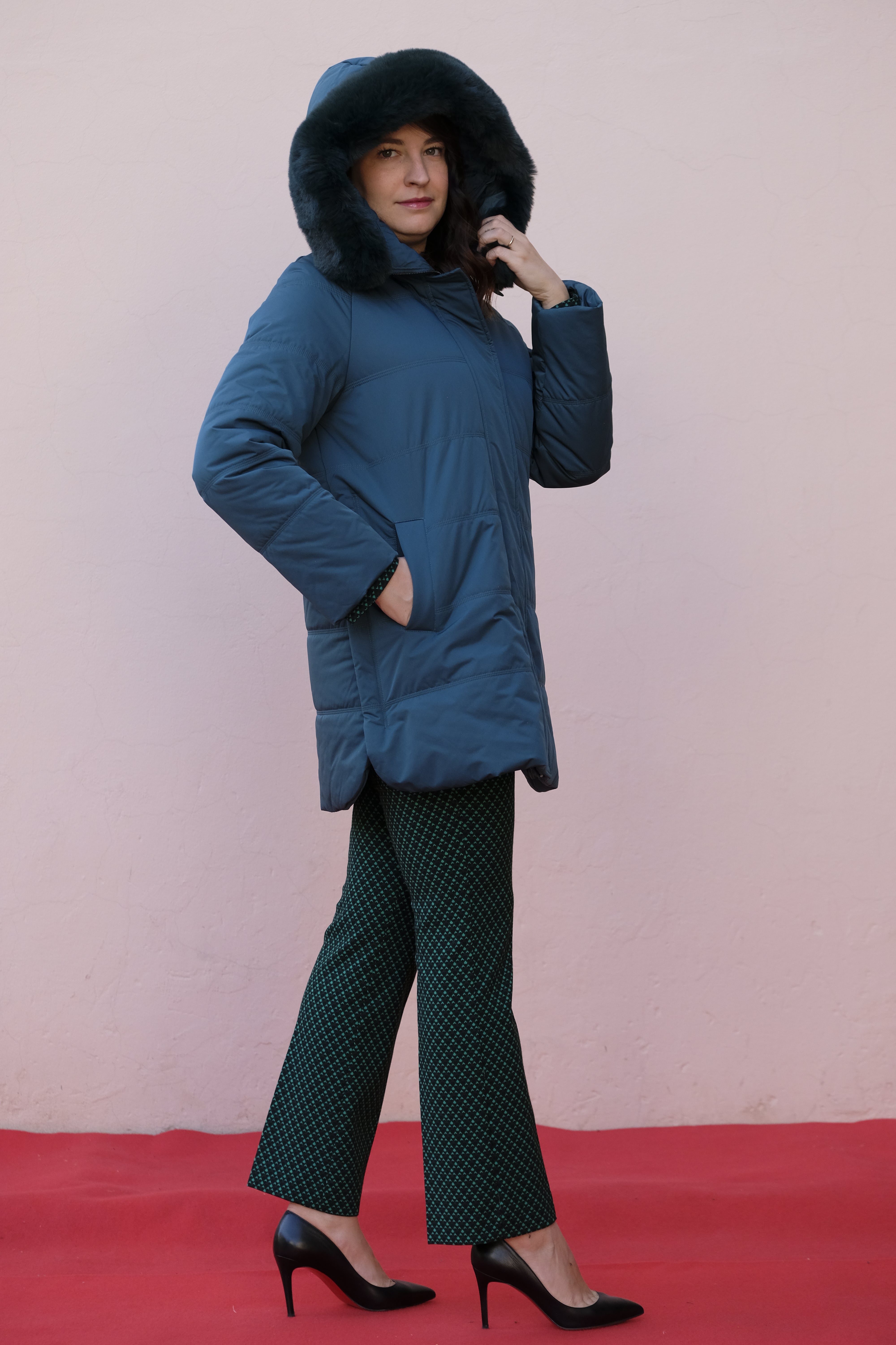 Diana Gallesi - Piumino color verde ottanio, con cappuccio e collo di pelo non staccabile - shopmonicamoda