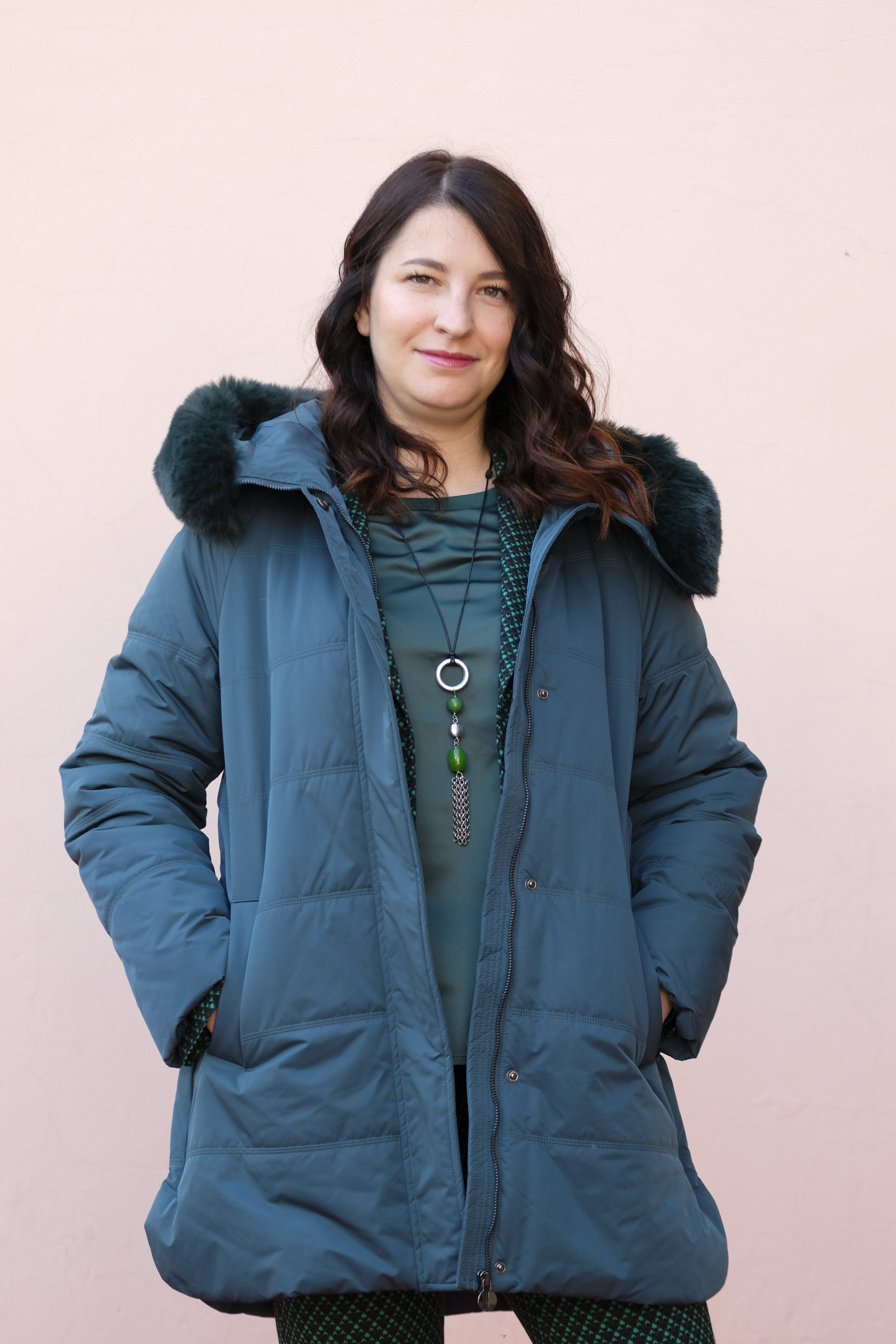 Diana Gallesi - Piumino color verde ottanio, con cappuccio e collo di pelo non staccabile - shopmonicamoda