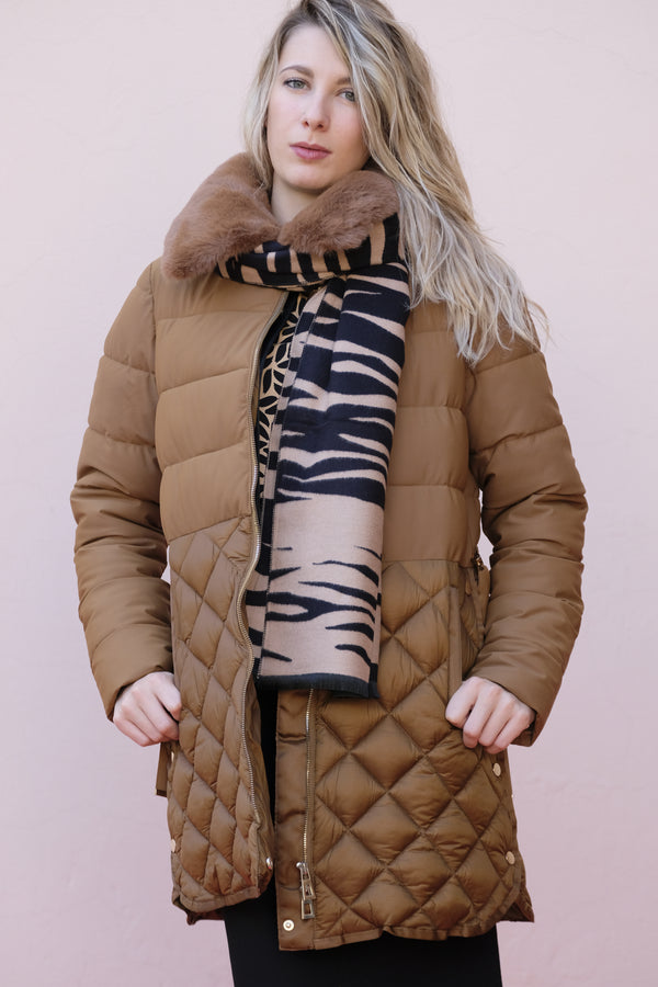 Giulia Valli - Piumino color cammello caldo, collo di pelo staccabile, chiusura con cerniera - shopmonicamoda