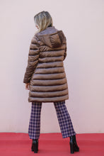 Carica l&#39;immagine nel visualizzatore di Gallery, Diana Gallesi - Piumino sciancrato, allacciatura con cerniera, cappuccio staccabile
