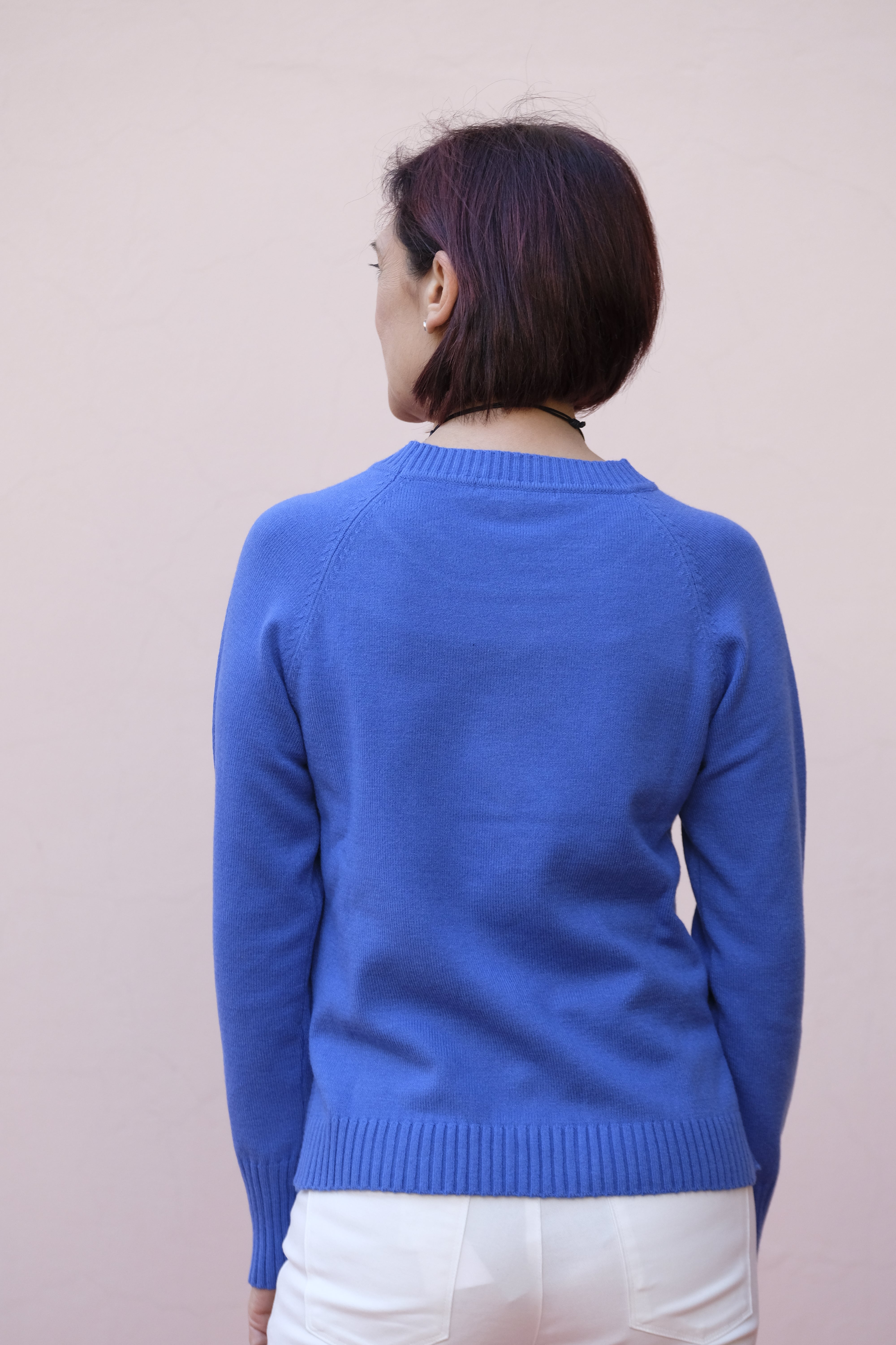 Anis - Maglia girocollo in viscosa color pervinca, treccia centrale, spacchi laterali - shopmonicamoda