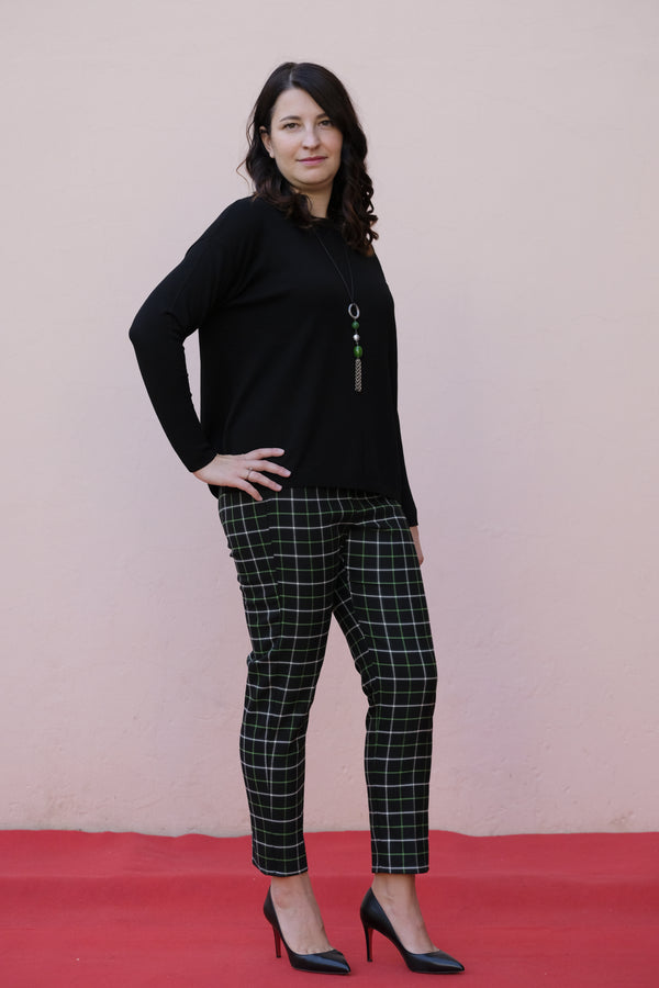 Anis - Maglia di viscosa nera, taglio a scatoletta, girocollo, bottoncini colorati sul dietro